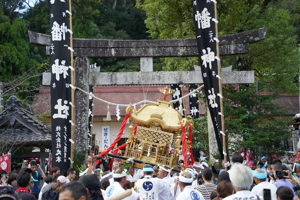 portable-shrine-being-rocked-in-front-of-ozato-hachiman-shrine.JPG