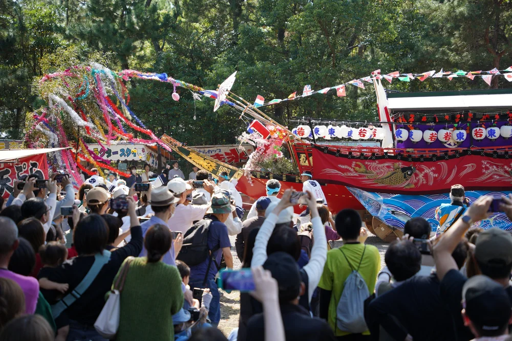 sekibune-being-pulled-in-front-of-crowd-and-stalls.JPG