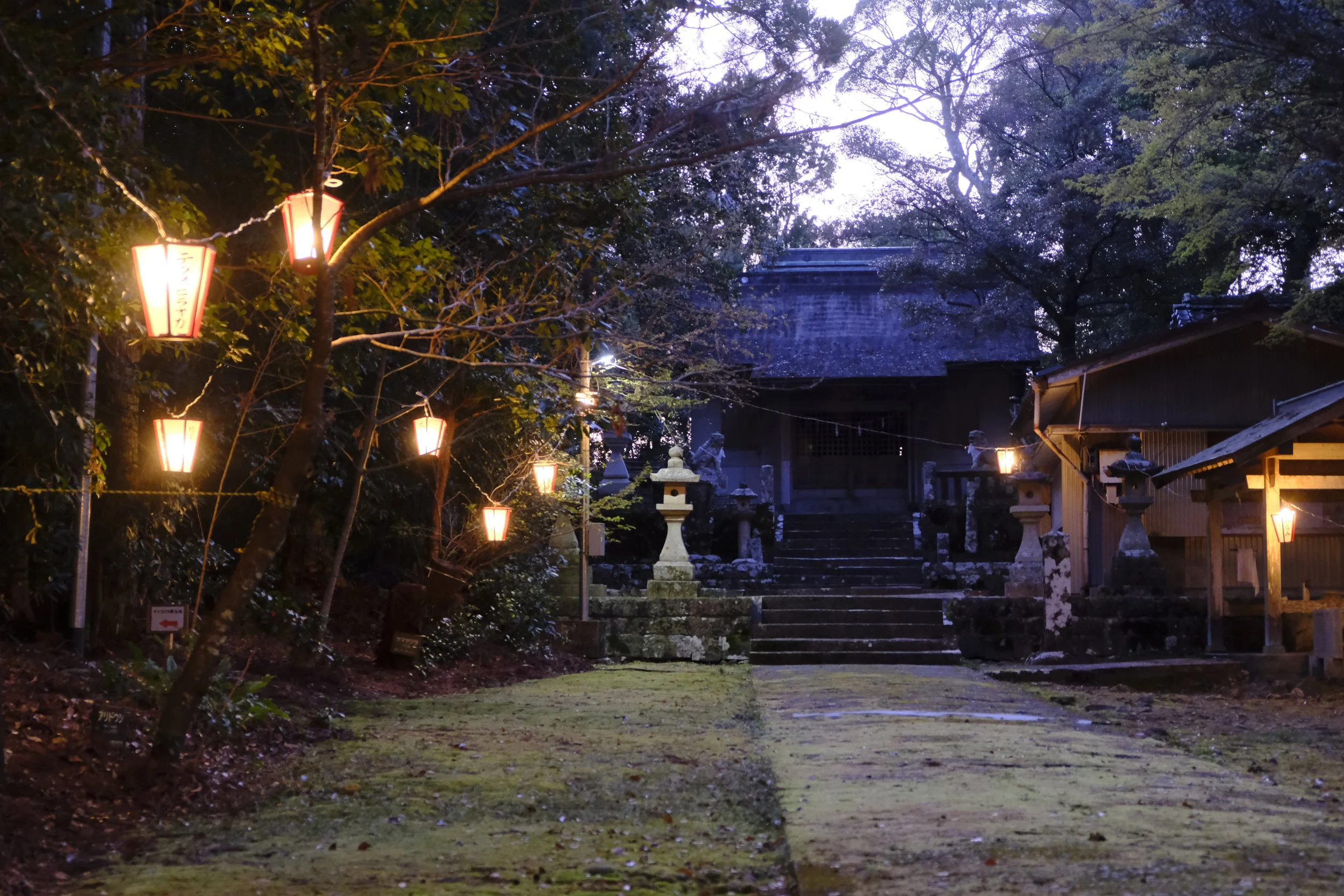akiragen-shrine-light-up-evening.JPG