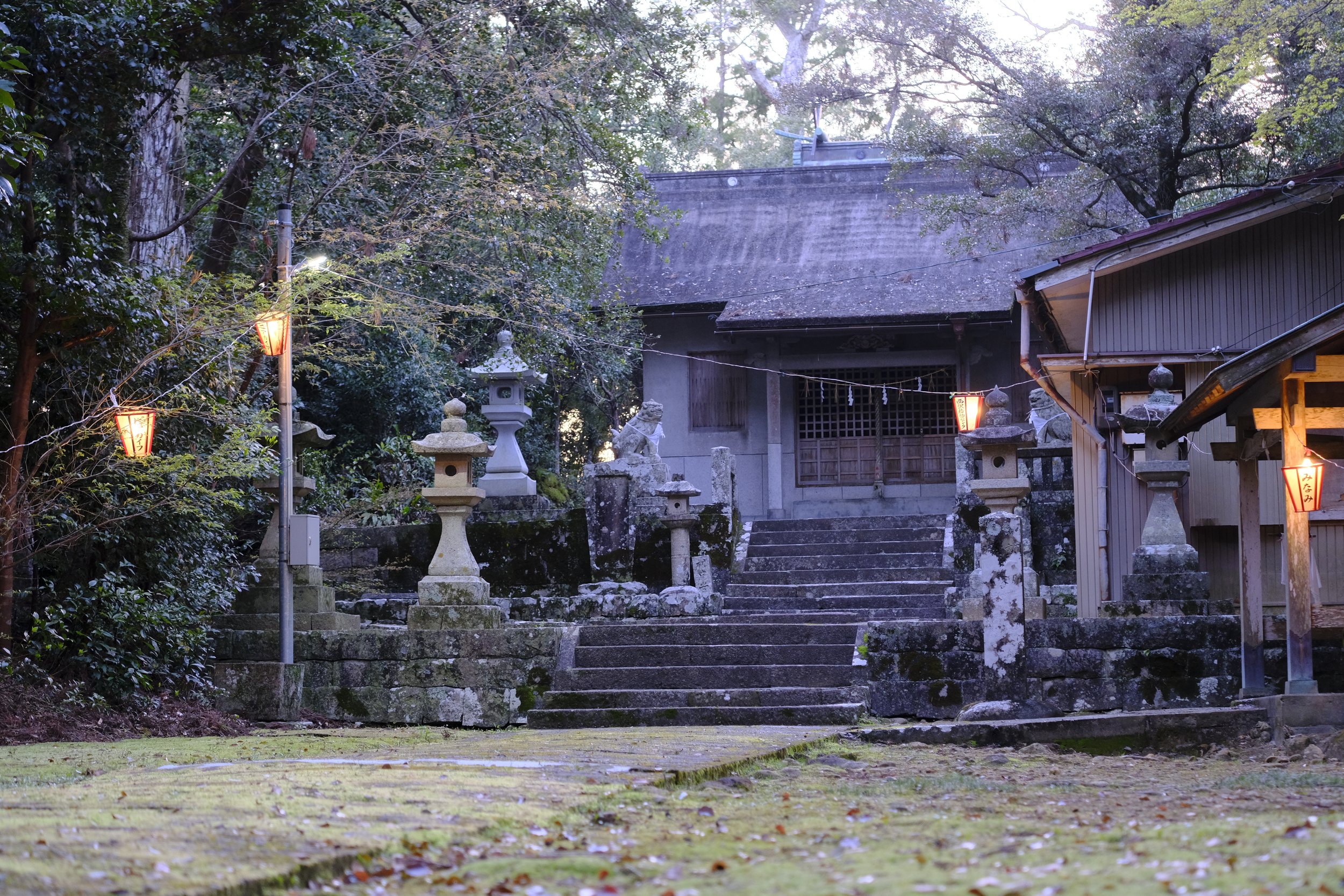 mt-myoken-akiragen-shrine-with-lanterns.JPG