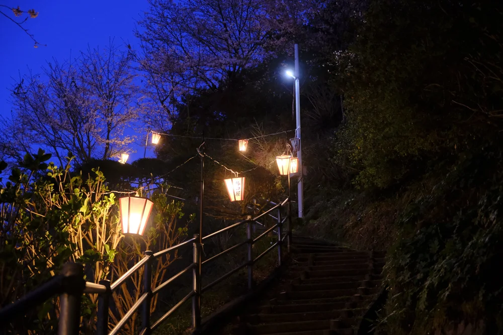 mt-myoken-low-light-lantern-staircase.JPG