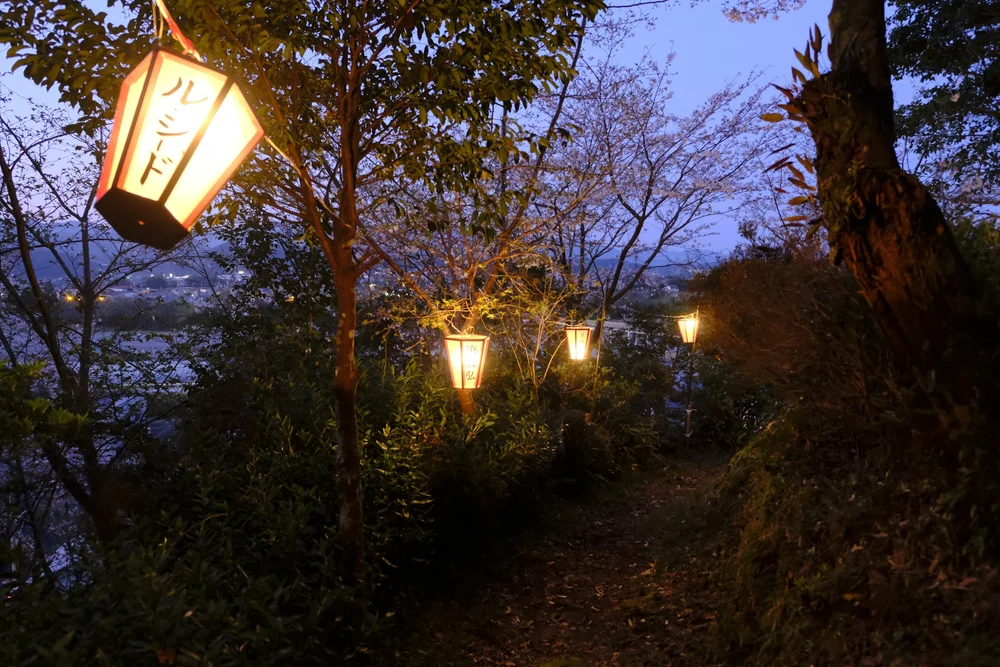 mt-myoken-park-lanterns-and-sakura.JPG