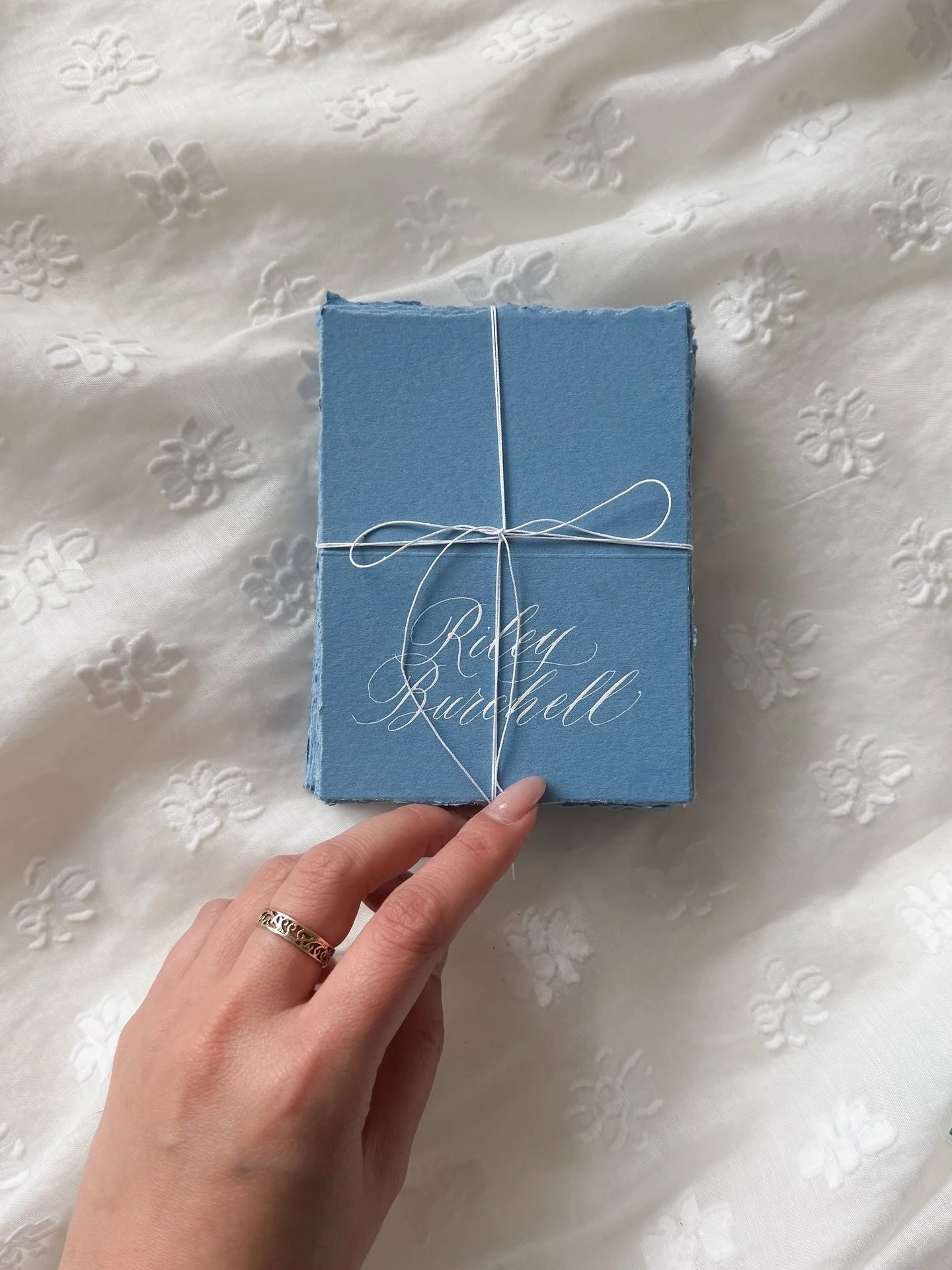 She asked for timeless french aesthetic in cornflower blue and we added fluffy hand-torn edges and names in a calligraphy style that I can only describe as dancing on each piece. So quietly dreamy ☁️🩵

#placecards #moderncalligraphy #weddingdetails 