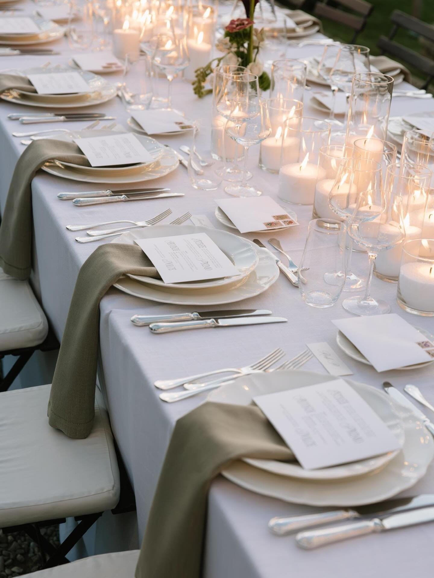 She called it the dinner of her dreams on the best day of her life 🤍 Seeing my minimalist place cards woven into such a beautiful day is something I&rsquo;ll never take lightly! 

Thank you for trusting me with this detail and for sharing these gorg