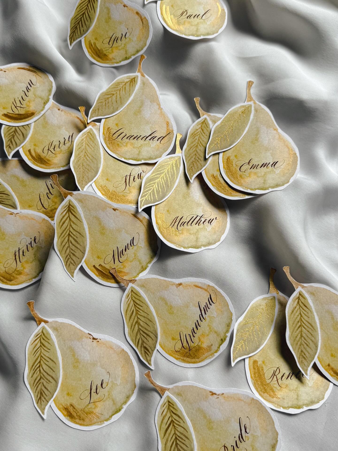 Another moment for the pears lovingly made for K and all her favourite people 🍐✨

#pearplacecards #tablestyling #pears #fruitplacecards #moderncallligraphy