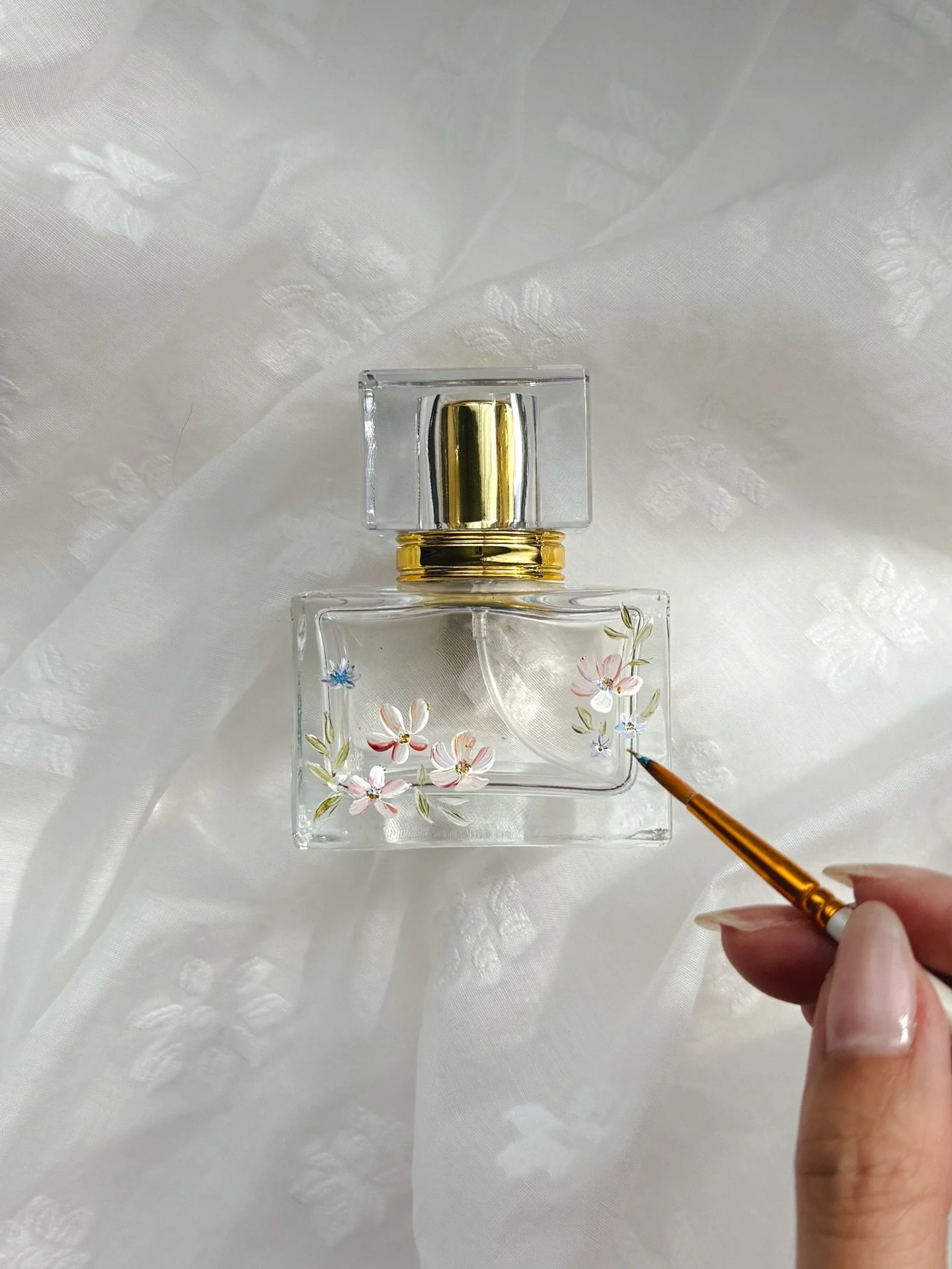 Perfume painting experimentation close-ups 📸 

Quite happy with how this one turned out 🌸 Collecting floral inspo for colours, form, and which blooms to try next! Hoping to bring in more details for part III