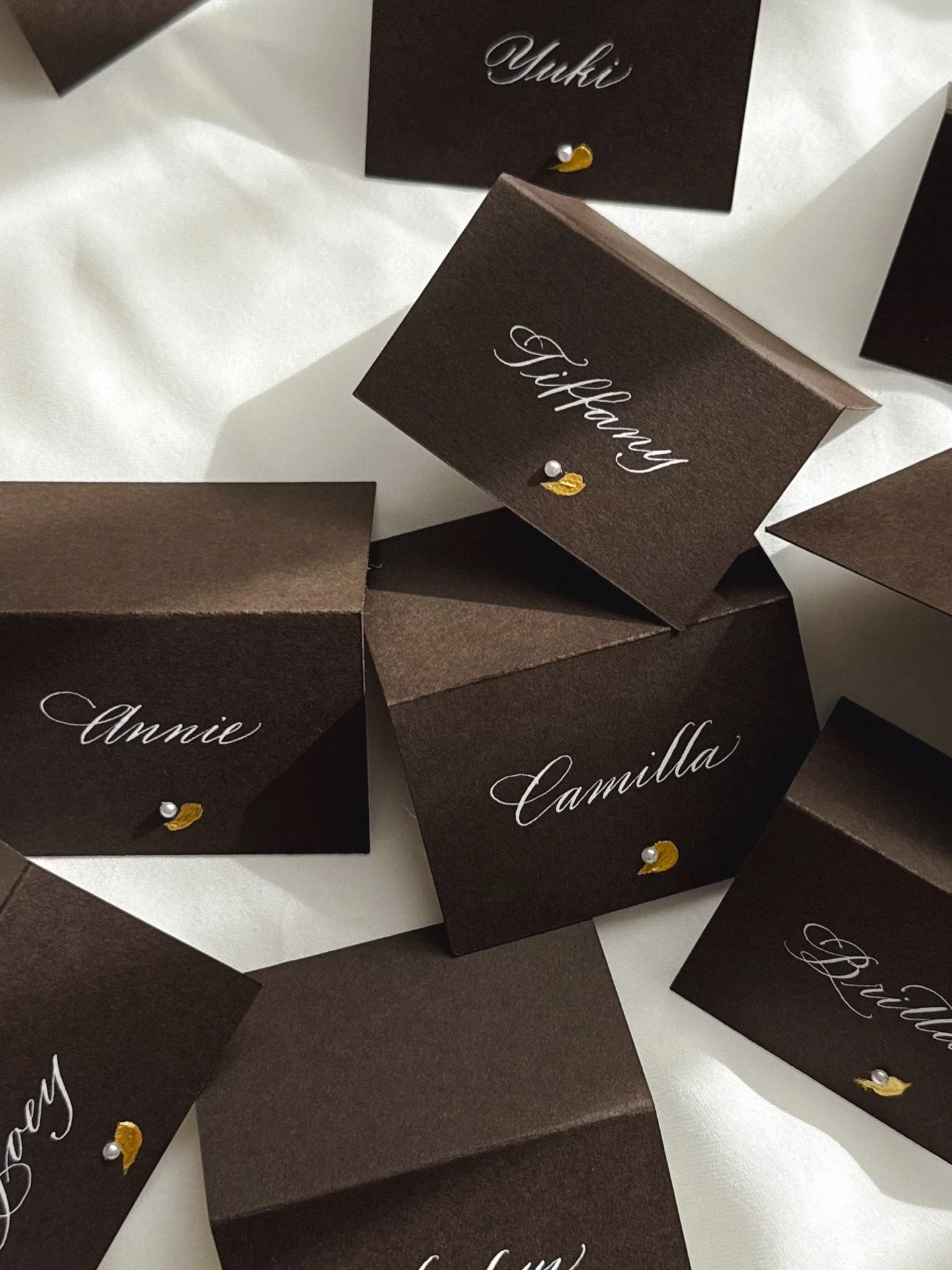 Chocolate brown has fully taken over my heart lately 🤎
 
While doing a bit of a tidy up, I found a bottle of gold mica paste that I somehow hadn&rsquo;t used yet. The moment I opened it, the vibrancy, the texture, it was so gorgeous that I couldn&rs