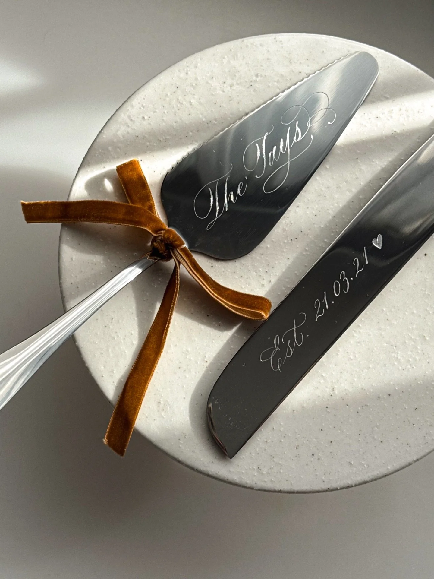 A special cake serving set, hand-engraved, just for us 🫶🍰

Somewhere along the way, I realised I don&rsquo;t make things for myself nearly as often as I should, so today was that day! Finished with a velvet bow for a cute touch and an overall excus