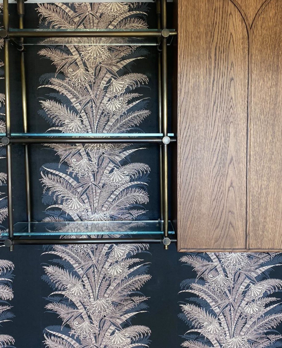 Prepare to be captivated by the allure of our latest design revelation at Home Kangaroo! 💫 ⁠
⁠
Behold the Verdura Amphora wallpaper from the Khr&ocirc;ma by Masureel Collection Cabinet of Curiosities, adorning the bar splashback with unparalleled el