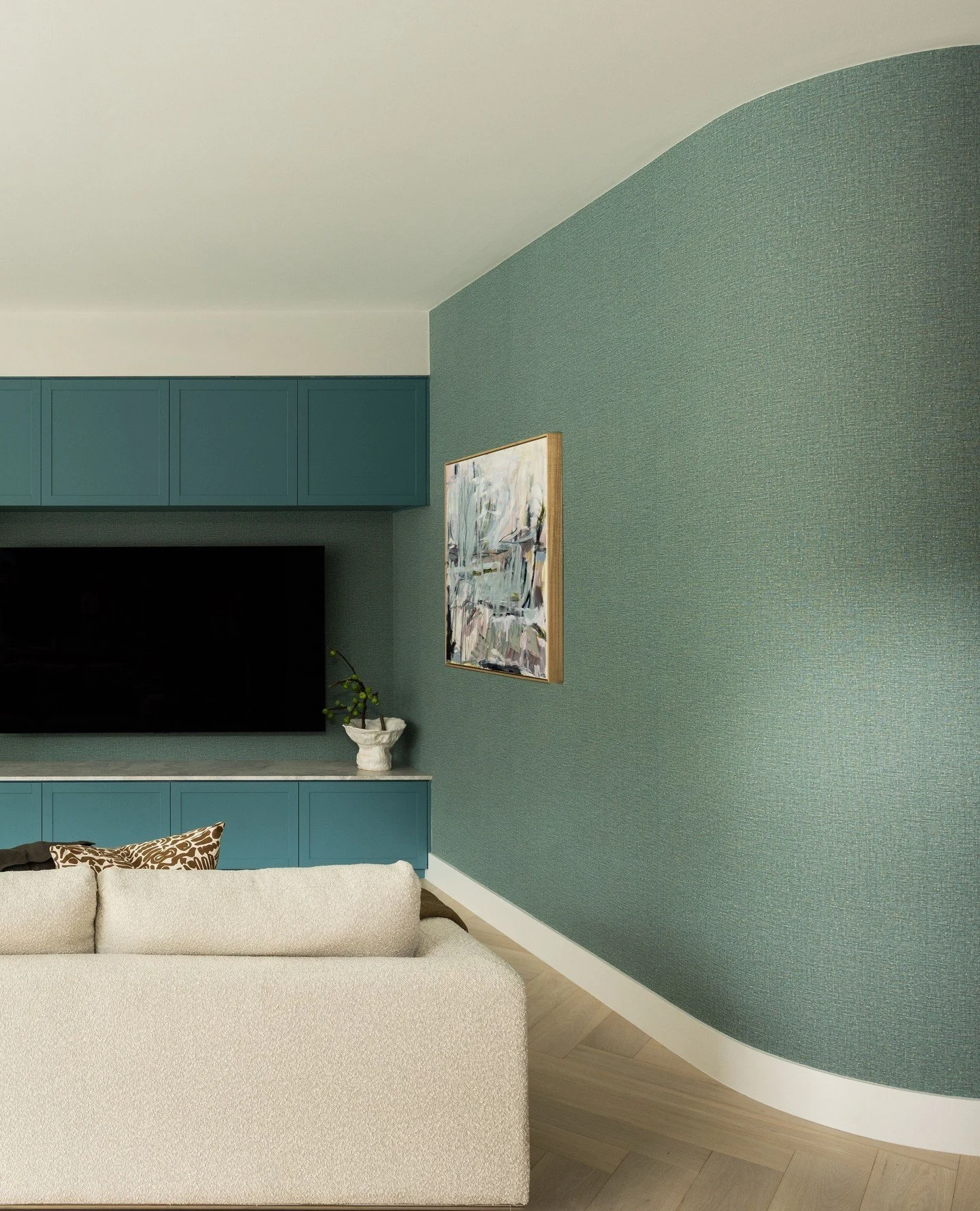 This curved wall and deep cabinetry bring a sense of rhythm and flow into the living space, soft edges meeting bold colour. It&rsquo;s a combination that feels both calming and confident, turning a functional wall into a feature with presence✨⁠
⁠
For