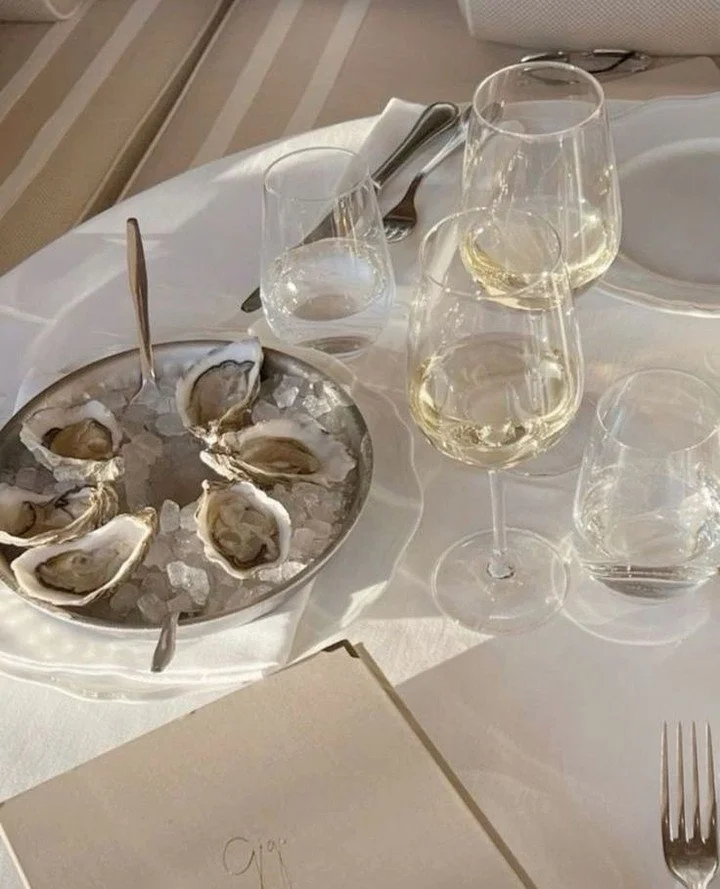 ✨ Happy Friday ✨⁠
⁠
At CdM we believe design goes beyond the four walls. It&rsquo;s about how a home sets the stage for the life lived within it&mdash;the rituals, the slow moments, and the small joys. 🍷🦪⁠
⁠
Sharing oysters at golden hour, a glass 