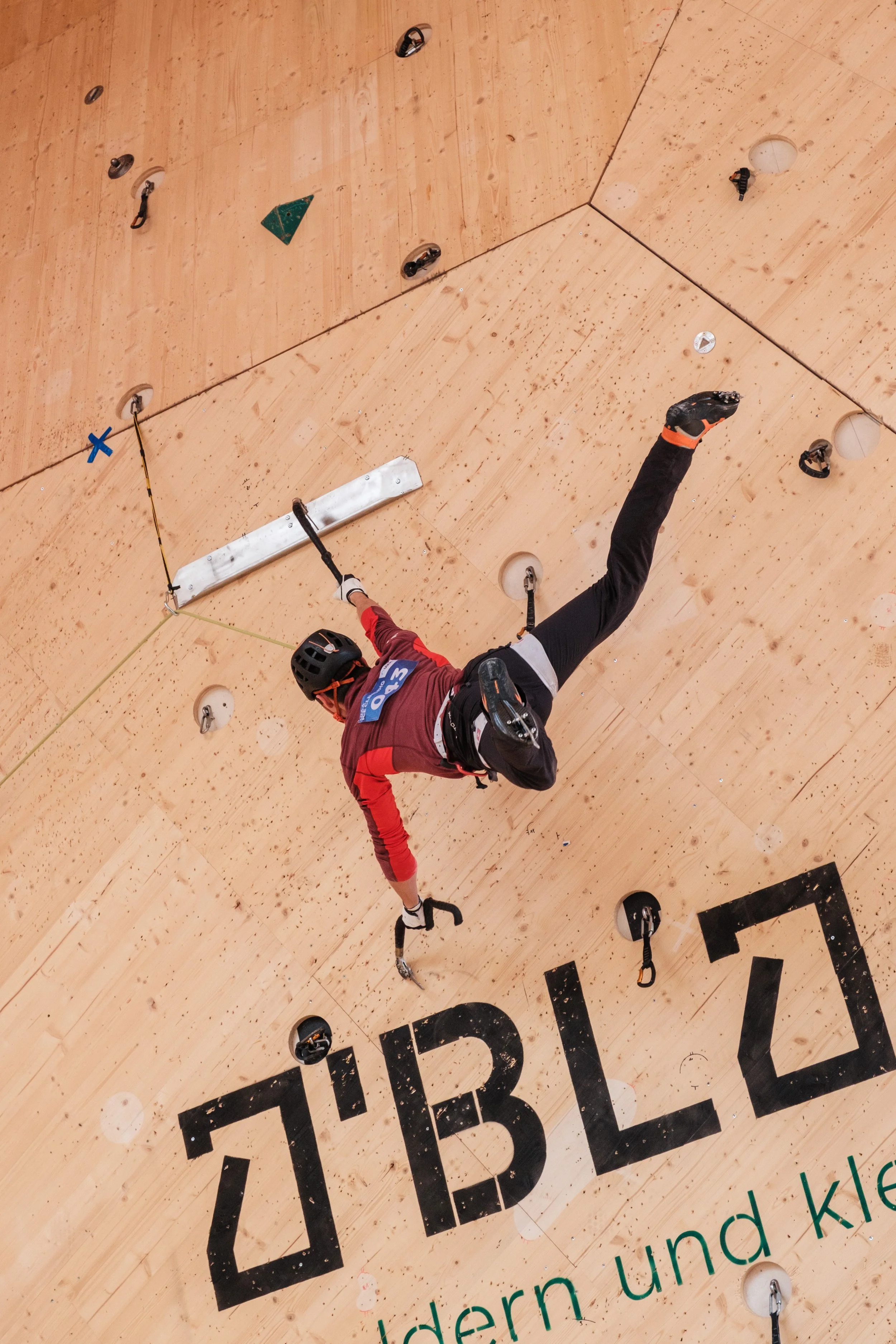 20251122IceClimbingContCupUIAA—obloc-mahlersilvanfotografiert-liveitch-39.jpg