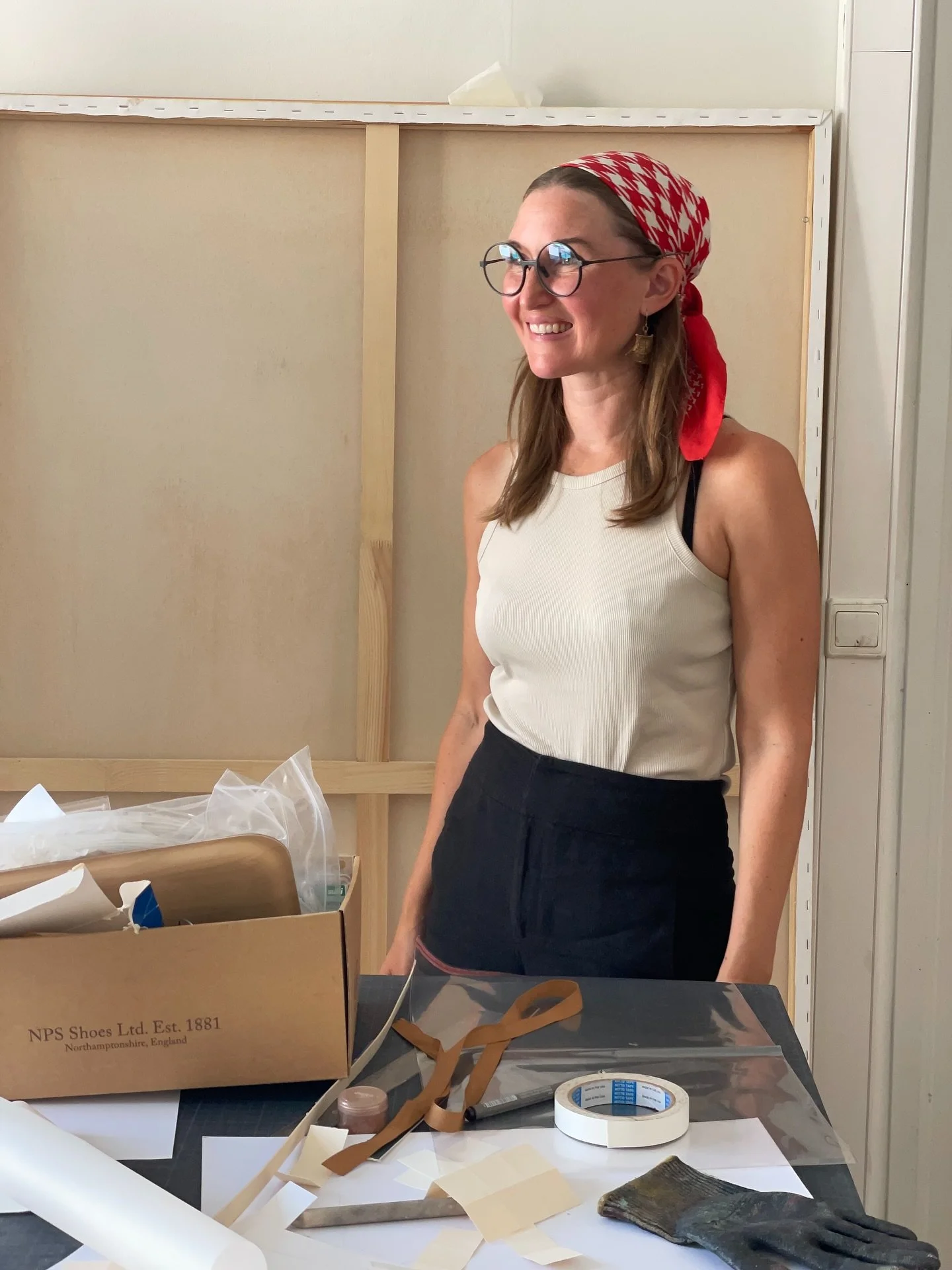 Rakastan kes&auml;&auml;, mutta odotan jo alkusyksy&auml; ja monia kivoja projekteja, joita nyt on valmisteilla. Maalaaminen on innostavaa ja uusia ideoita tulvii mun hyvin lev&auml;nneess&auml; mieless&auml;. 

#ty&ouml;huone #studiobom #taideteos #