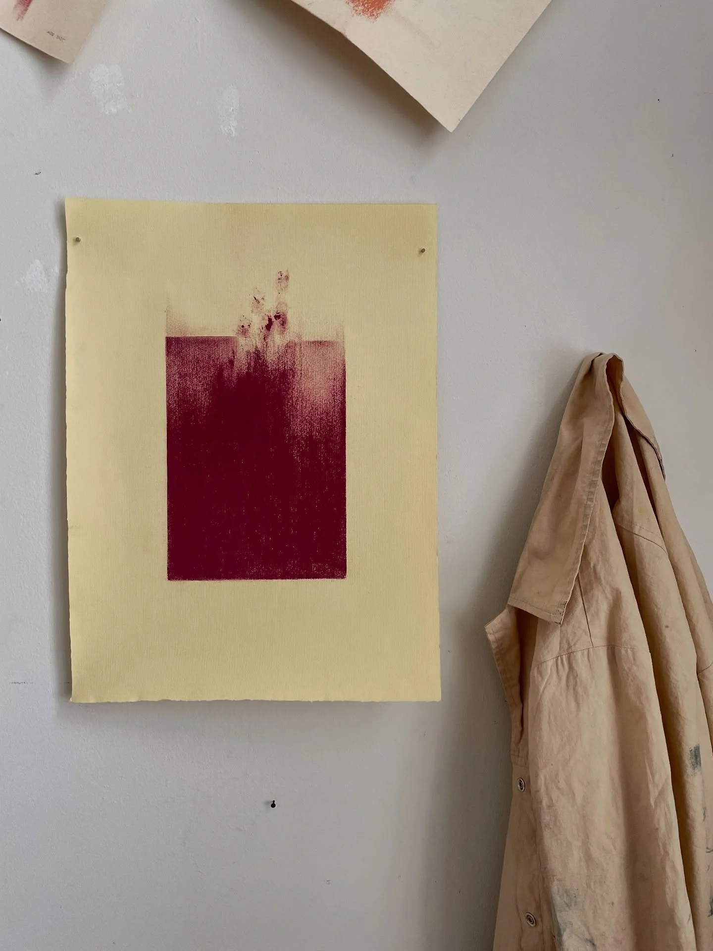 Satunnaisia r&auml;psyj&auml; t&auml;lt&auml; ja viime viikolta. 

V&auml;lill&auml; etenee, v&auml;lill&auml; takkuaa, mutta uutta syntyy. 

#luovuus #ty&ouml;huone #studio #ateljee #ty&ouml;el&auml;m&auml; #studiobom #adb #yritt&auml;jyys #naisyrit