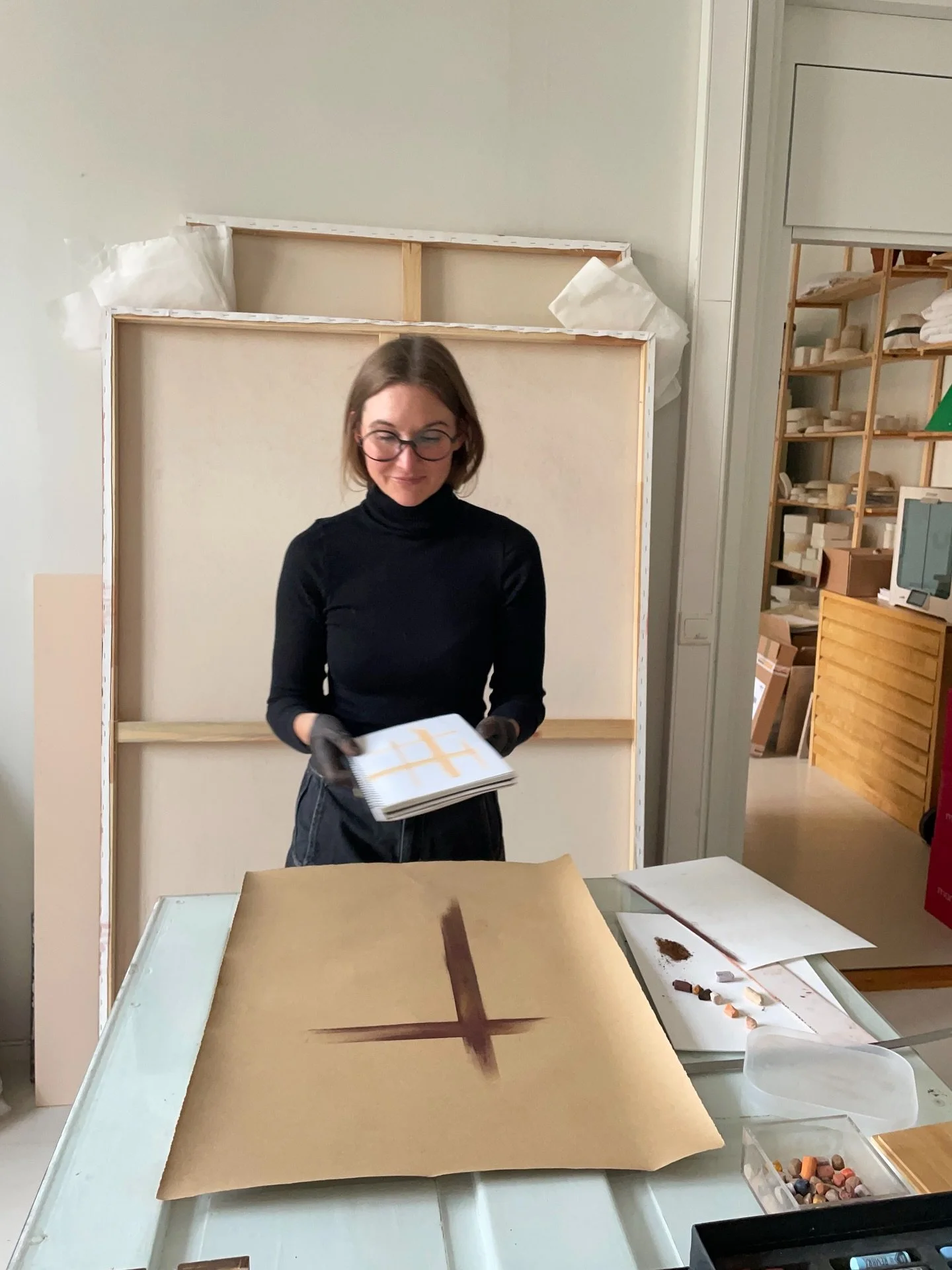 En oikeasti muista, milloin olisi ollut n&auml;in piiiiiiitk&auml; tauko piirt&auml;misen kanssa. On ollut muita kiireit&auml;. Vaikka ehdin t&auml;n&auml;&auml;n touhuta kuivapastellimurusten kanssa vain vajaan tunnin, niin oli  I H A N A A!!! Perja