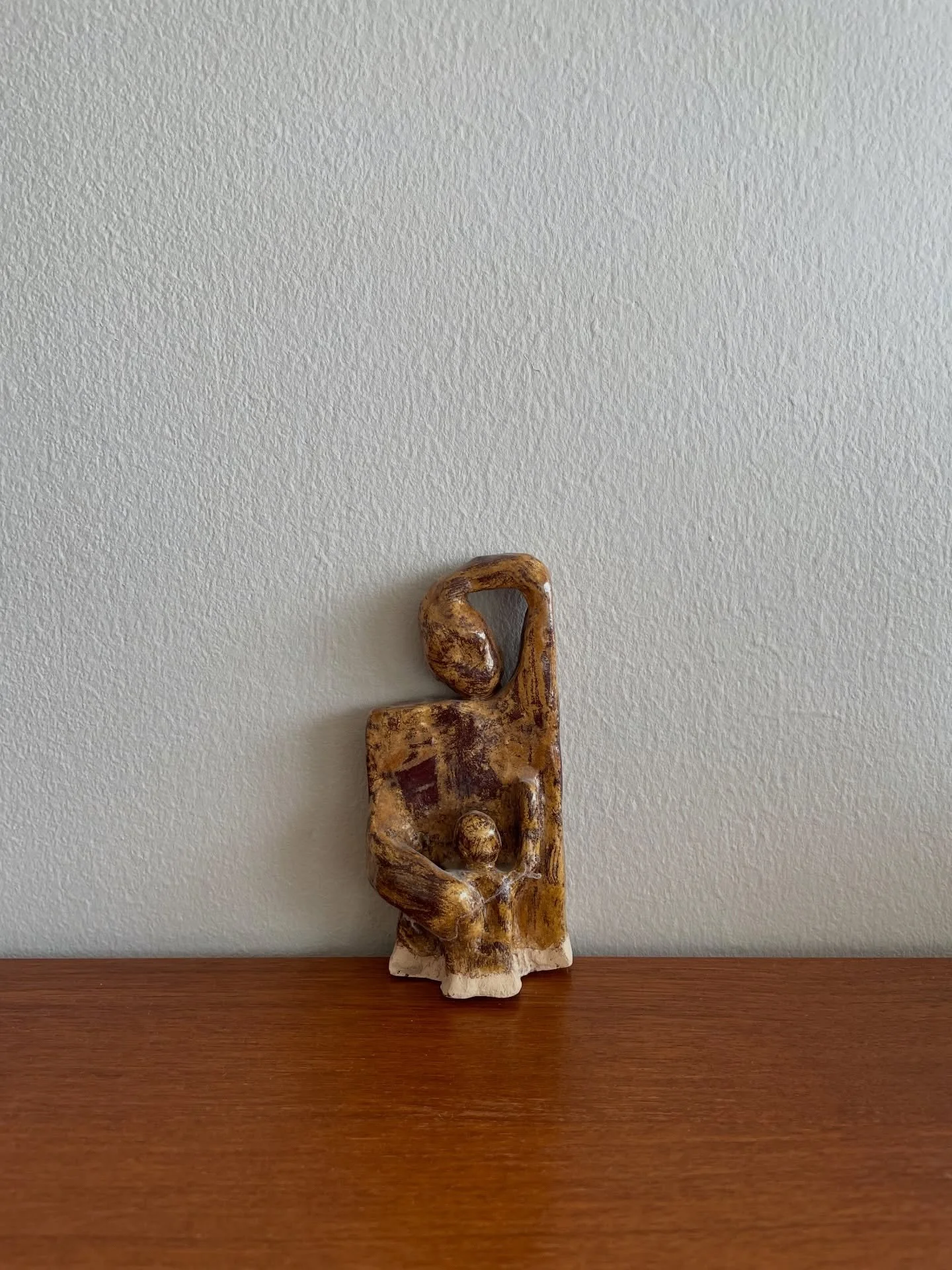 Naistenp&auml;iv&auml;.

Oon viett&auml;nyt viime y&ouml;n vanhempieni kodissa ja silmiin osui aamulla heid&auml;n ikkunalaudallaan p&ouml;lyisen&auml; seisova pieni keramiikkaveistos. Tein veistoksen noin 30 vuotta sitten yl&auml;asteik&auml;isen&au