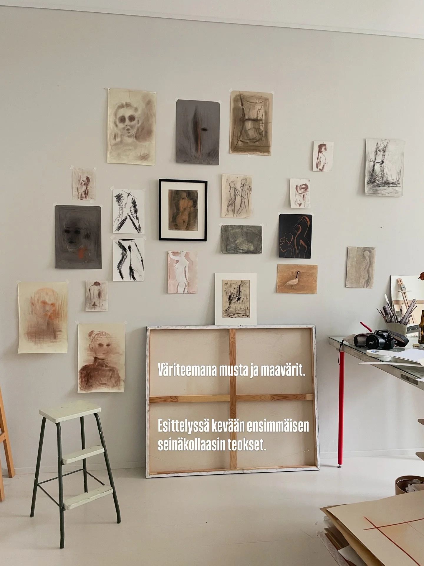 V&auml;riteemana musta ja maav&auml;rit. Esittelyss&auml; kev&auml;&auml;n ensimm&auml;isen sein&auml;kollaasin teokset. 

Mik&auml;li jokin teos kiinnostaa, niin l&auml;het&auml;th&auml;n viesti&auml; 💌 Kerrothan my&ouml;s tietoa eteenp&auml;in, jo