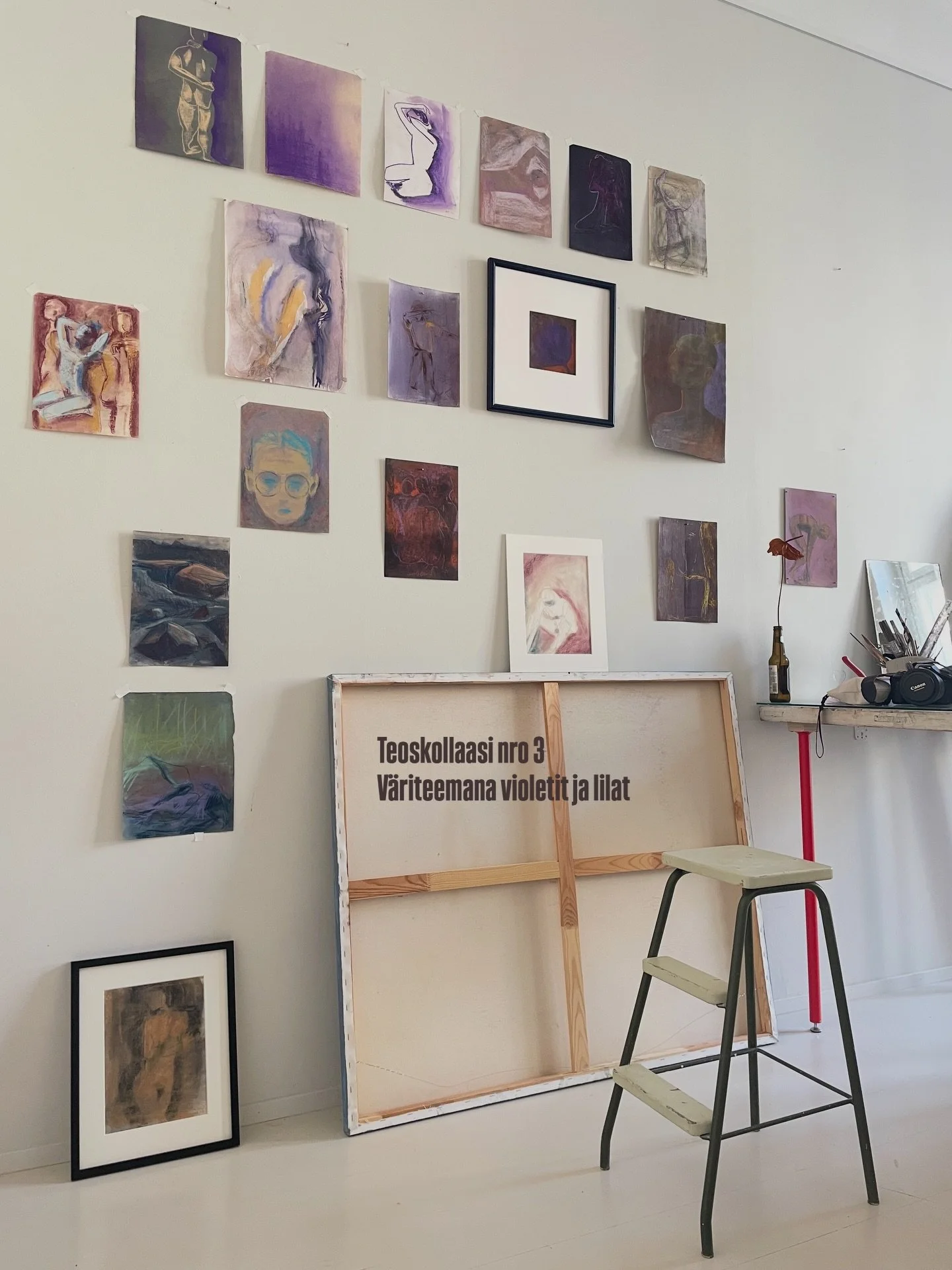 Kev&auml;&auml;n kolmannen sein&auml;kollaasin v&auml;rimaailmana violetit ja lilat. Mukana ihmisfiguureita, croquista (=el&auml;v&auml;st&auml; mallista piirrettyj&auml;) ja muutama kivilohkareteos.

Mik&auml;li jokin teos kiinnostaa, niin l&auml;he