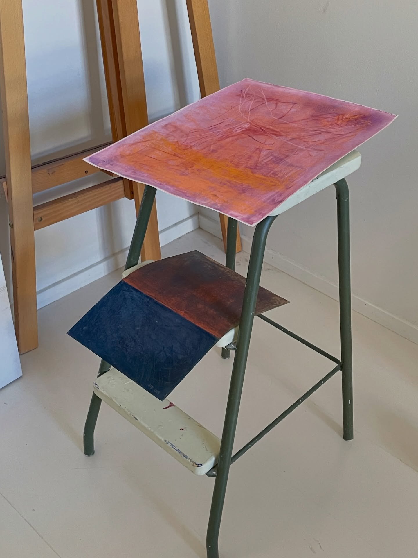 N&auml;m&auml; kaksi teosta ovat parhaillaan ammattikehyst&auml;j&auml;n ty&ouml;p&ouml;yd&auml;ll&auml;. 

Kun teet multa teoshankinnan, niin lis&auml;palveluna on mahdollista ostaa teokselle kehystys. Toimitusaika noin 3&ndash;4 viikkoa. Teoksiin l