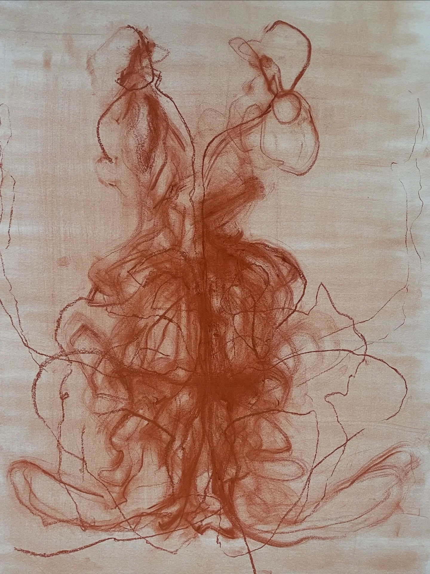 Oon menossa jotain tosi kiinnostavaa kohti. 

J&auml;nnitt&auml;vint&auml; on, ett&auml; siell&auml; skarpit suorakulmiot kohtaavat hajoavia, py&ouml;rteisi&auml; muotoja, joissa on jotain tosi elollista ja syntyv&auml;&auml;. Muodot ovat eri maailmo