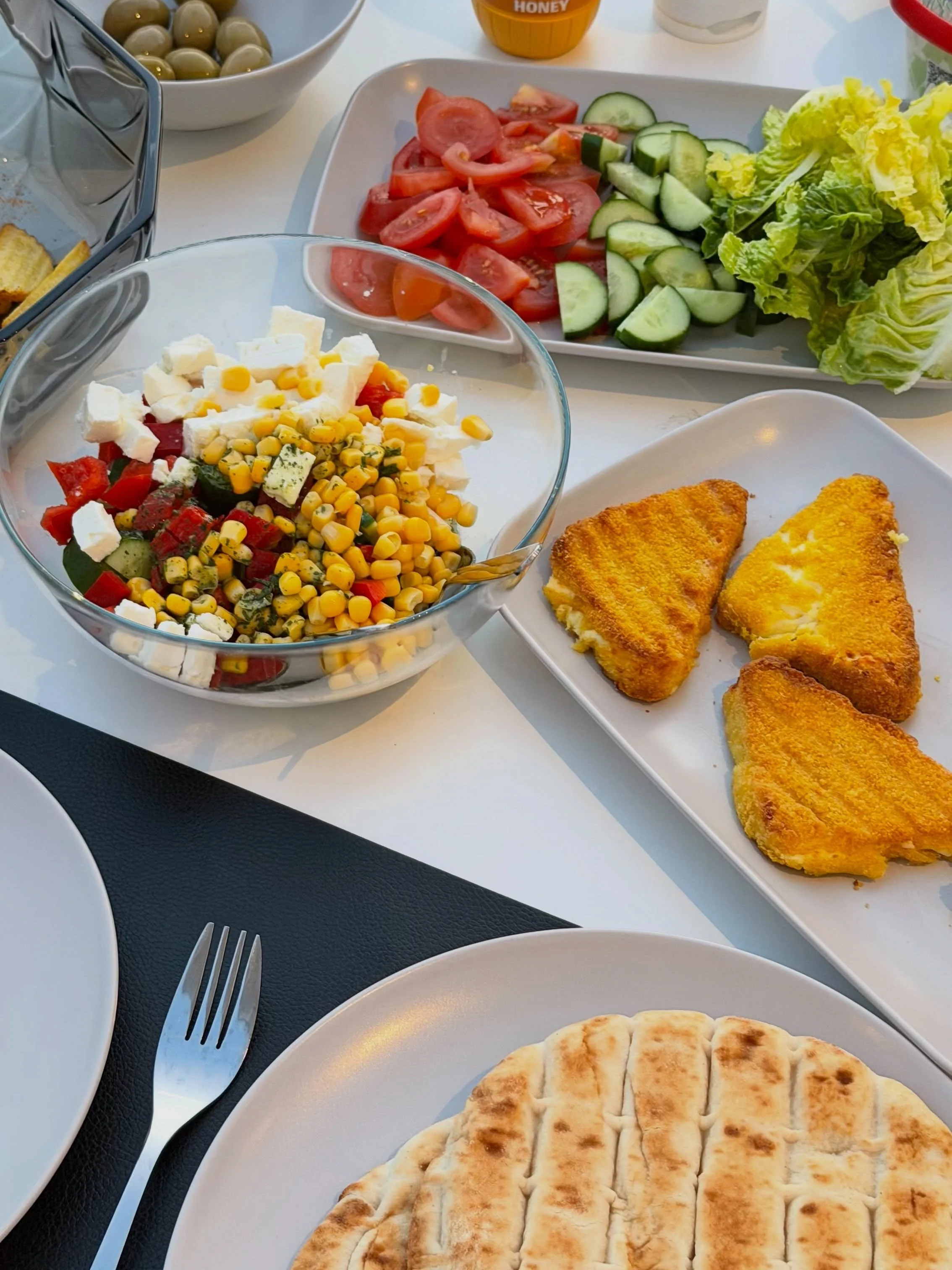 Pita-Time 🥙🇬🇷💙

Belege dir deine Pita wie du es am liebsten magst 😍

Wir hatten eine vegetarische Variante mit verschiedenem Gem&uuml;se, Pommes und Saganaki 🤤

Saucen d&uuml;rfen nat&uuml;rlich auch nicht fehlen - zb der Senf mit Honig von @ky