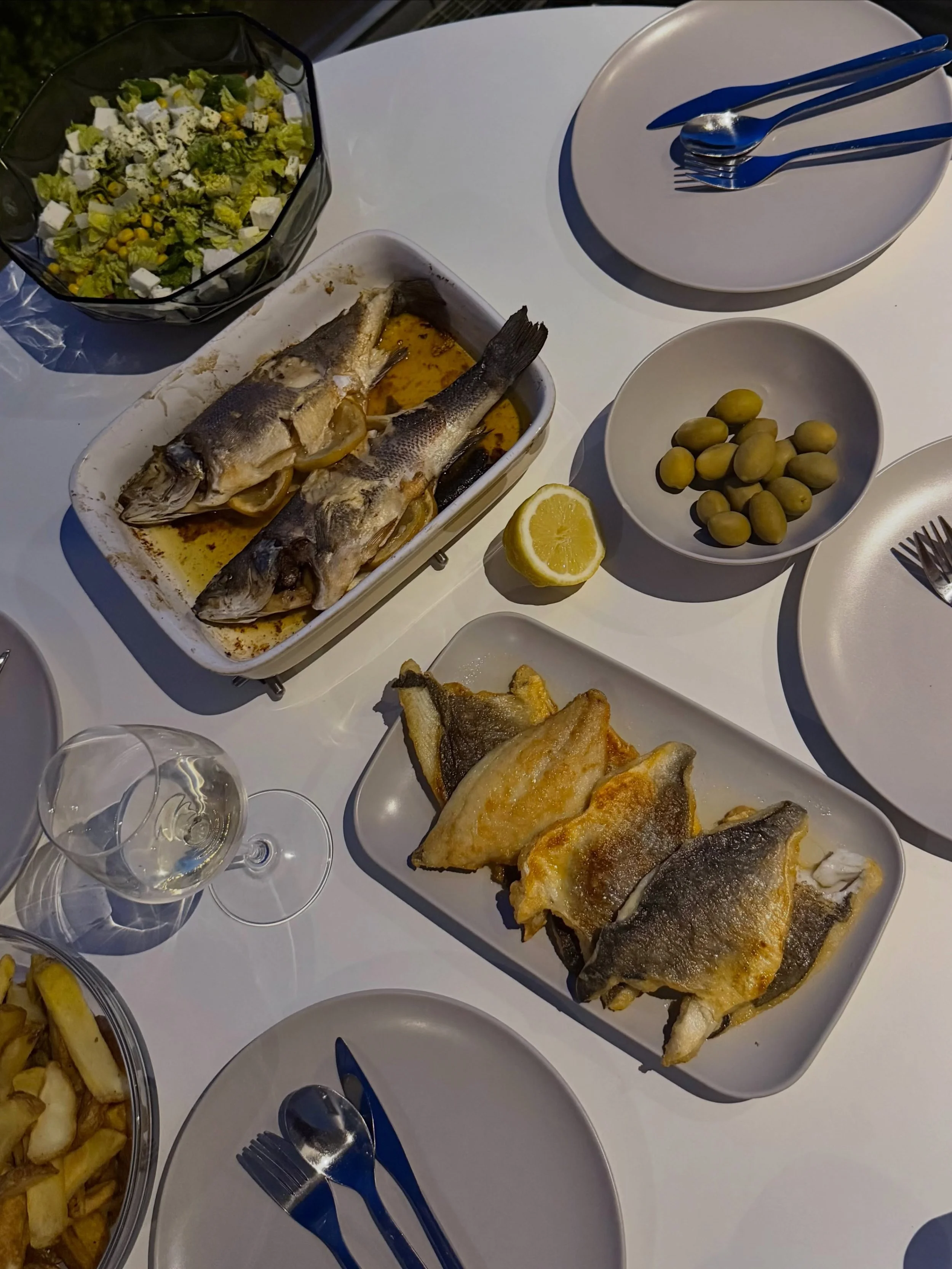 🇬🇷 Ein Abend wie in Griechenland - nur zuhause 💙✨

🐟 Wolfsbarsch mit Oliven&ouml;l, Zitrone, Salz &amp; Pfeffer w&uuml;rzen - dann ab in den Ofen bei 200 &deg;C f&uuml;r ca. 20&ndash;30 Minuten 

🐟 Doradenfilets im Mehl gewendet, in der Pfanne g
