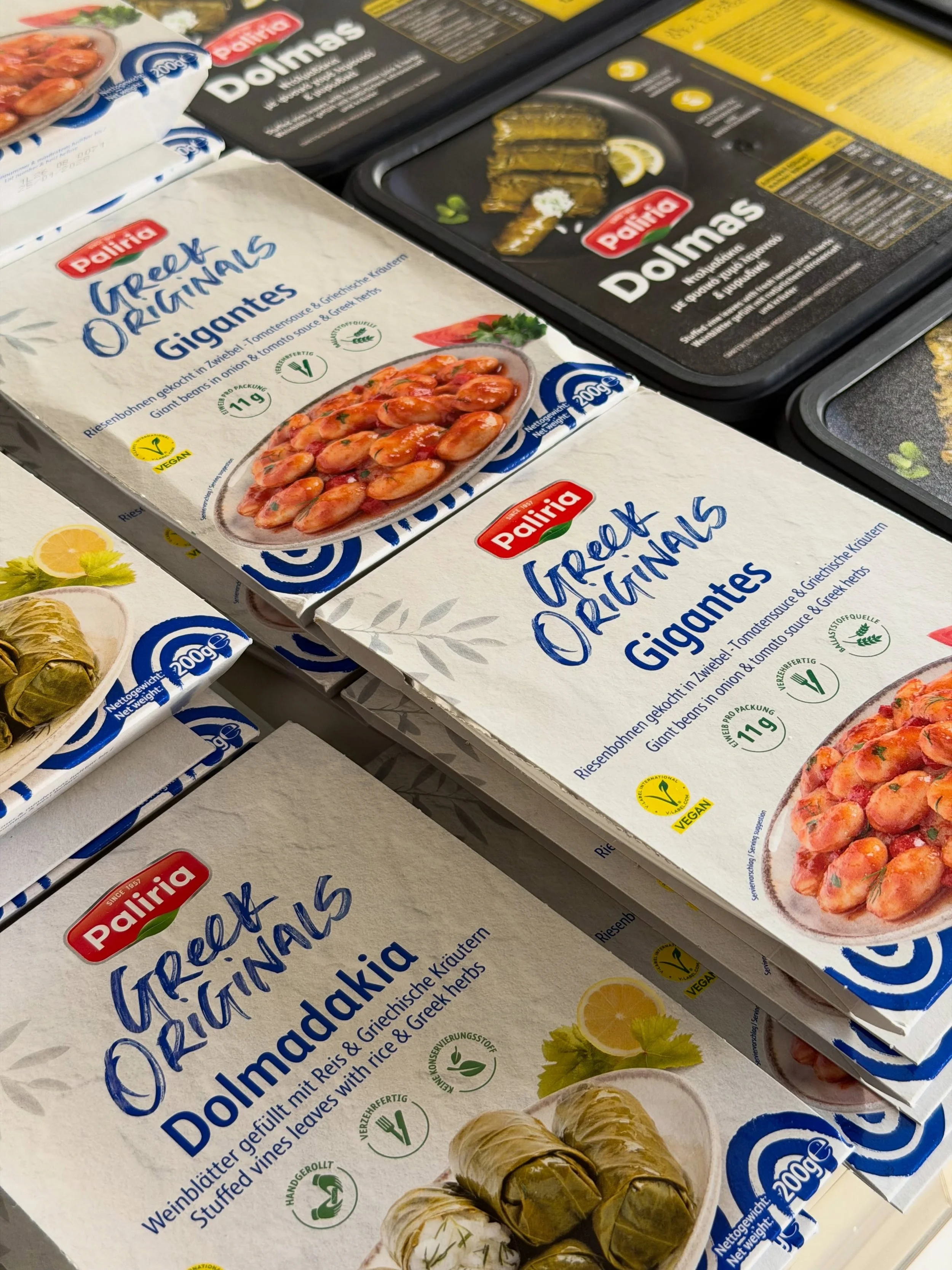 Dolmadakia, Gigantes &amp; Fava - griechische Klassiker, die wir lieben 💙🇬🇷

#griechischersupermarkt #jannishop #hamburg #schenefeld