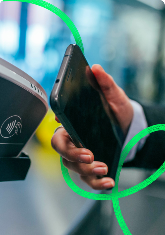 Person utilisant un smartphone à une station de paiement électronique.