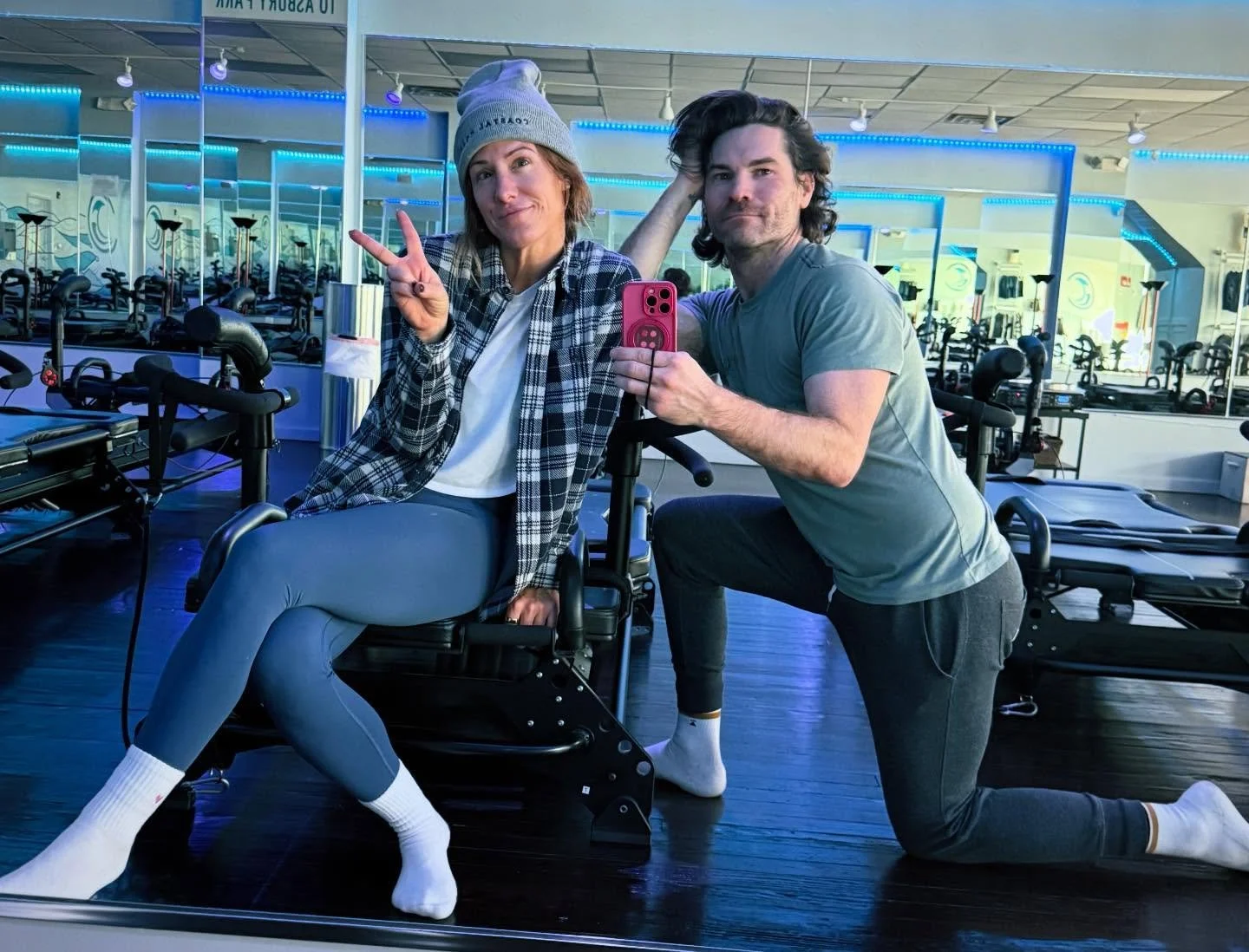 ✌️out 2025! Cheers to a MEGA fresh start, holding on to the positive and letting go of what doesn&rsquo;t serve our platter 🤣 MEGA🩵 to all for a healthy and happy New Year🍾 (swipe right to see how many times it took us to look calm, cool and colle