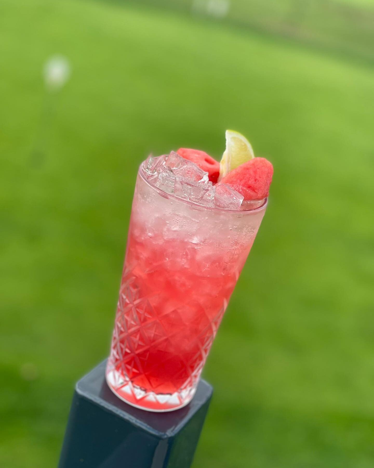 &bull;COCKTAIL OF THE WEEK&bull;

🍉 Watermelon man 🍉 

▪️Vodka
▪️Cointreau 
▪️Strawberry syrup
▪️Lime
▪️Soda water
▪️Watermelon chunks 

#manjarosingleby #inglebybarwick #mixology #mixologist #cocktails #teeside  #yarm #bartending