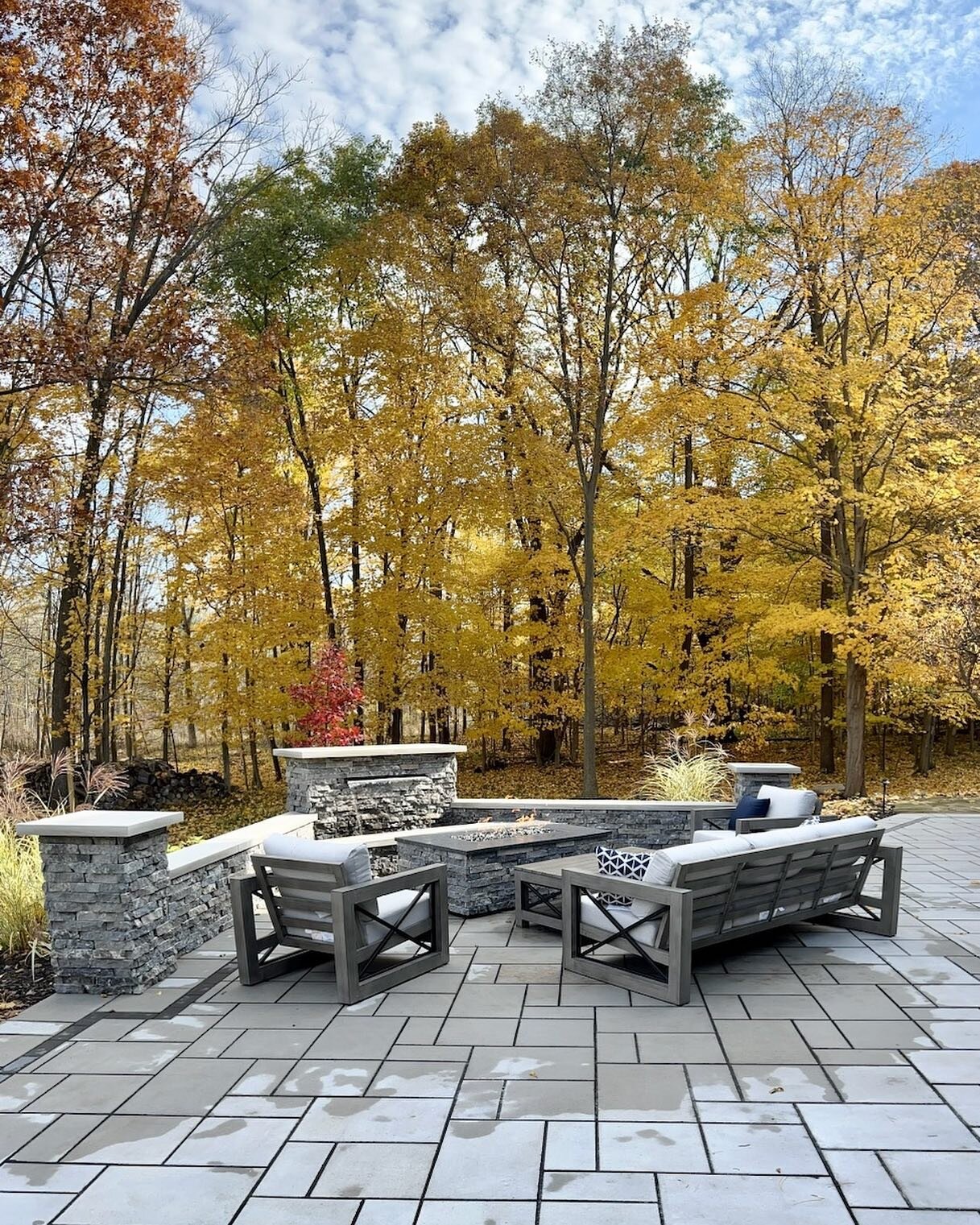 Now THAT was a perfect fall weekend 🍁

#fall #outdoorliving #waterfeature #firefeature #landscapedesign #landscaping #hardscaping #patio