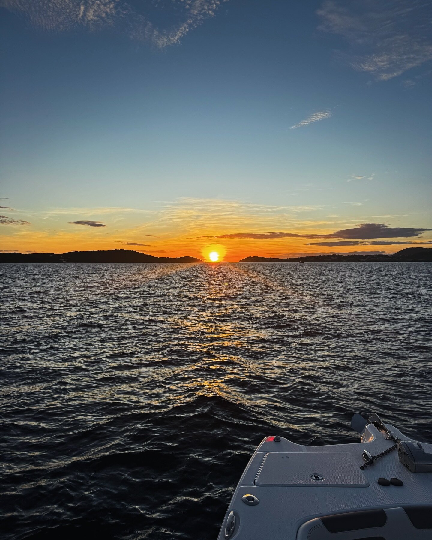 🌅 Sunsets have been absolutely stunning the last couple of weeks!

How many of you have been lucky enough to see the &ldquo;Green Flash&rdquo; this winter?

#wintersunset #greenflash #holidaytravel #vacationvibes #stjohnusvirginislands #islandrootsc