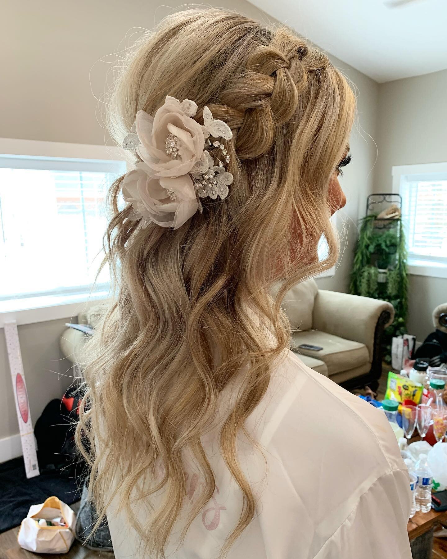 Okay @kynnedy.ann.sanders we see you with all that gorgeous-ness!!!! Hot diggity!!! 

Bride: @kynnedy.ann.sanders 
Makeup: @blushedbeautyco.ict 
Venue: @gooseberrycreekks 

#beyondtheponytail #ictstylist #bride #bridalstylist #updo #stylist #kansas #