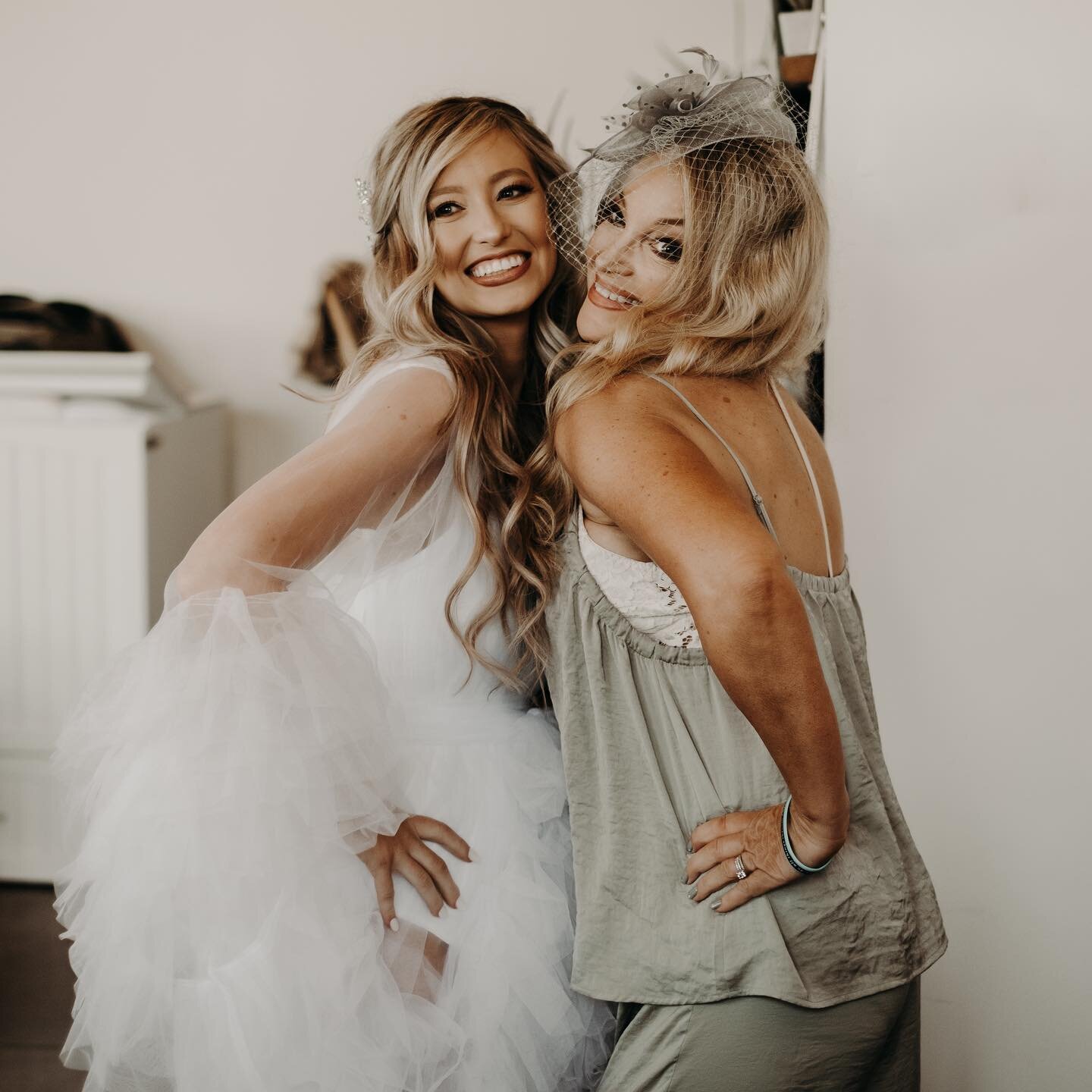 She gets it from her mama! I say we celebrate the gorgeous mamas all week. 

(Plus my mom brain would probably forget to post this Sunday, if ya know ya know 💕)

Mom: @sherryarmstrongseifert 
Bride: @taylorhuelsmann 
Makeup: @beauty.call.co 
Photogr