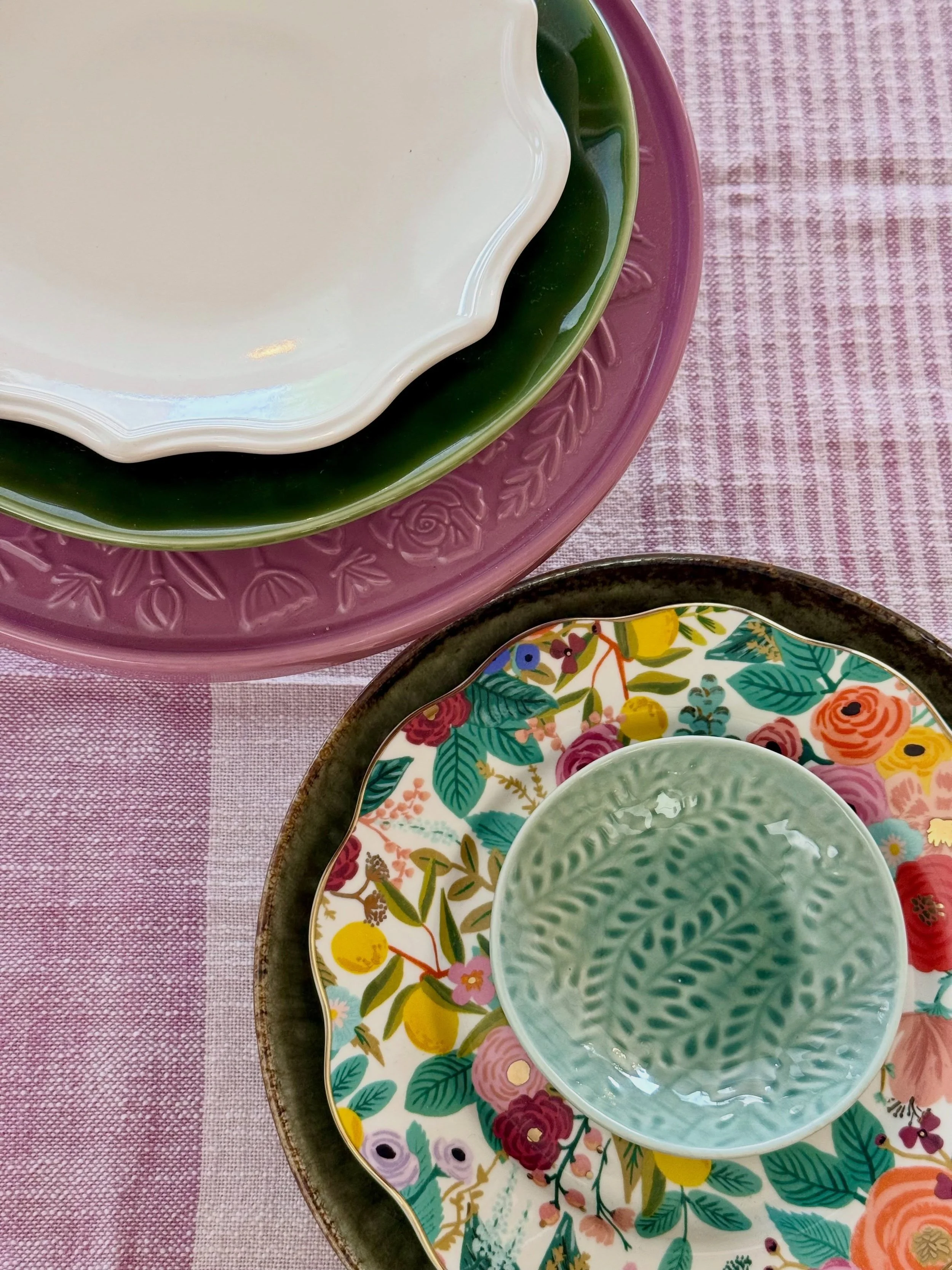Browse our colorful table setting varieties to spice up your meals this season 💐