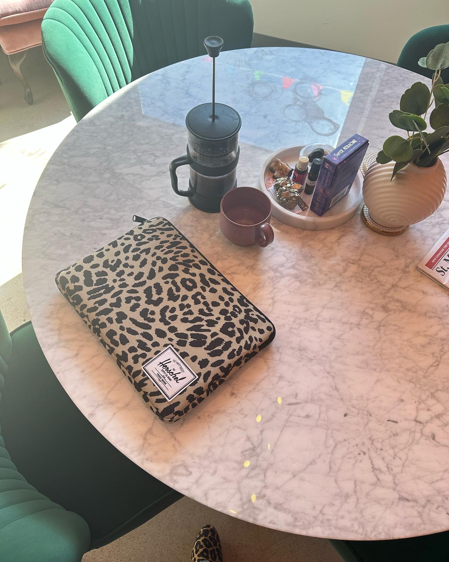 MONDAY CLUB in action 🤓

A fresh start. A blank canvas. No distractions. A beautiful work space. A beautiful hub to land to get more done in less time surrounded by other local women. 

TODAY // We&rsquo;ve got WIFI, complimentary parking, coffee/te