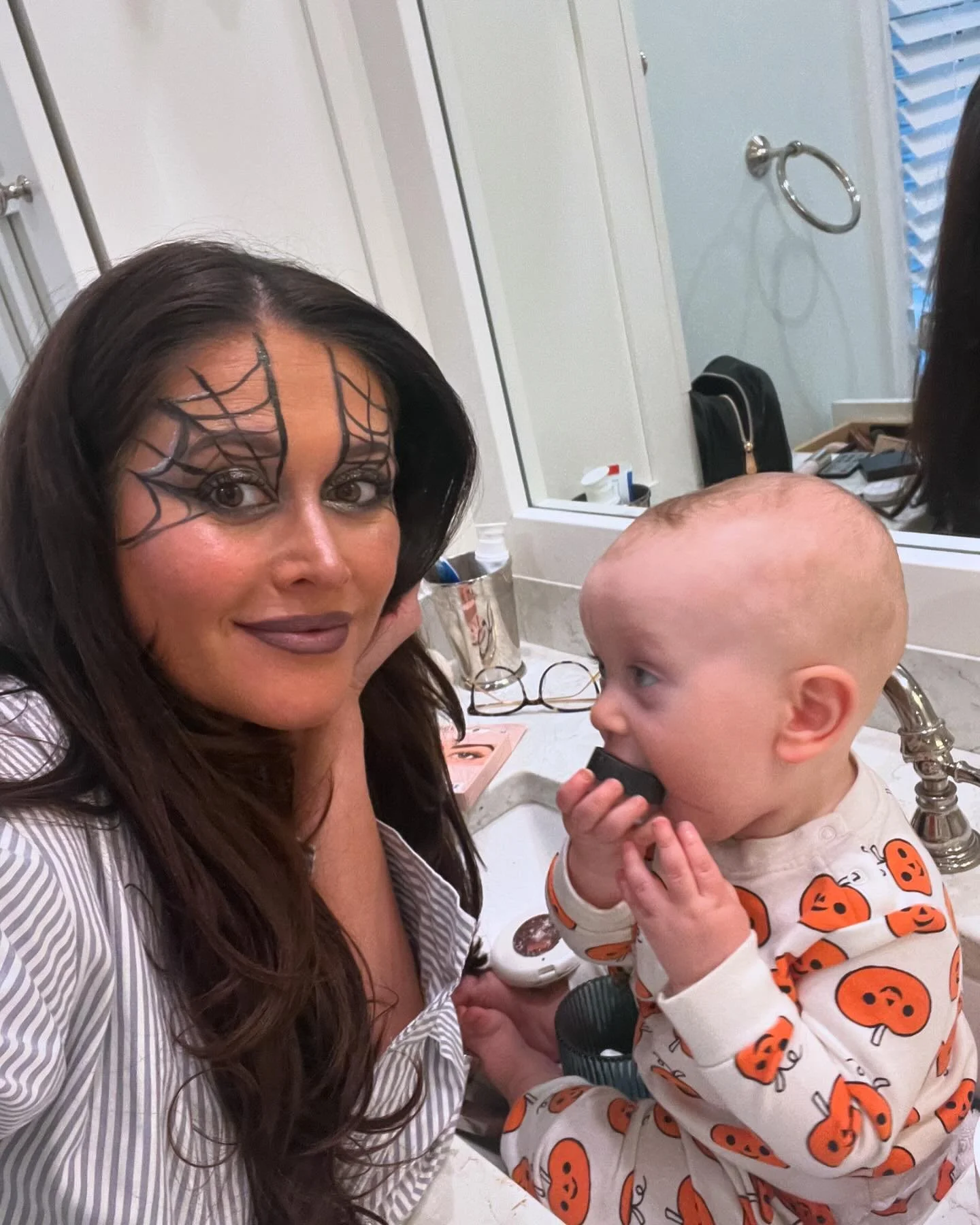 It was a very happy Halloween had by all!!!! Giving out candy is my new favorite thing to do! They cleaned us out ! 13lbs!! 
Photos and candy mate: @karly_kilroy ! 

#happyhalloween #babysfirst