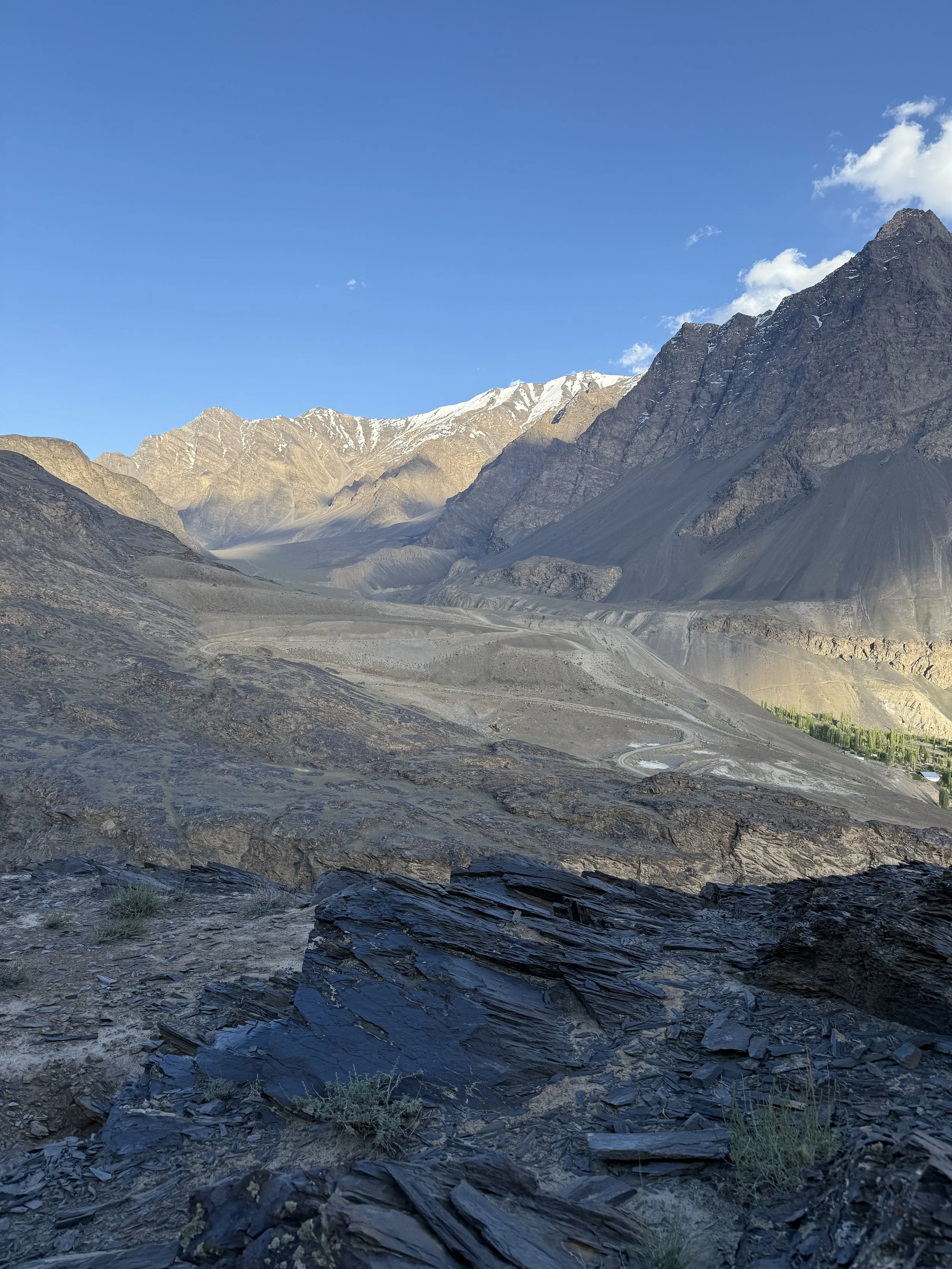 High altitude and snow, along the Silk Trail run of 2025 from Afghanistan to China through Tajikistan. 