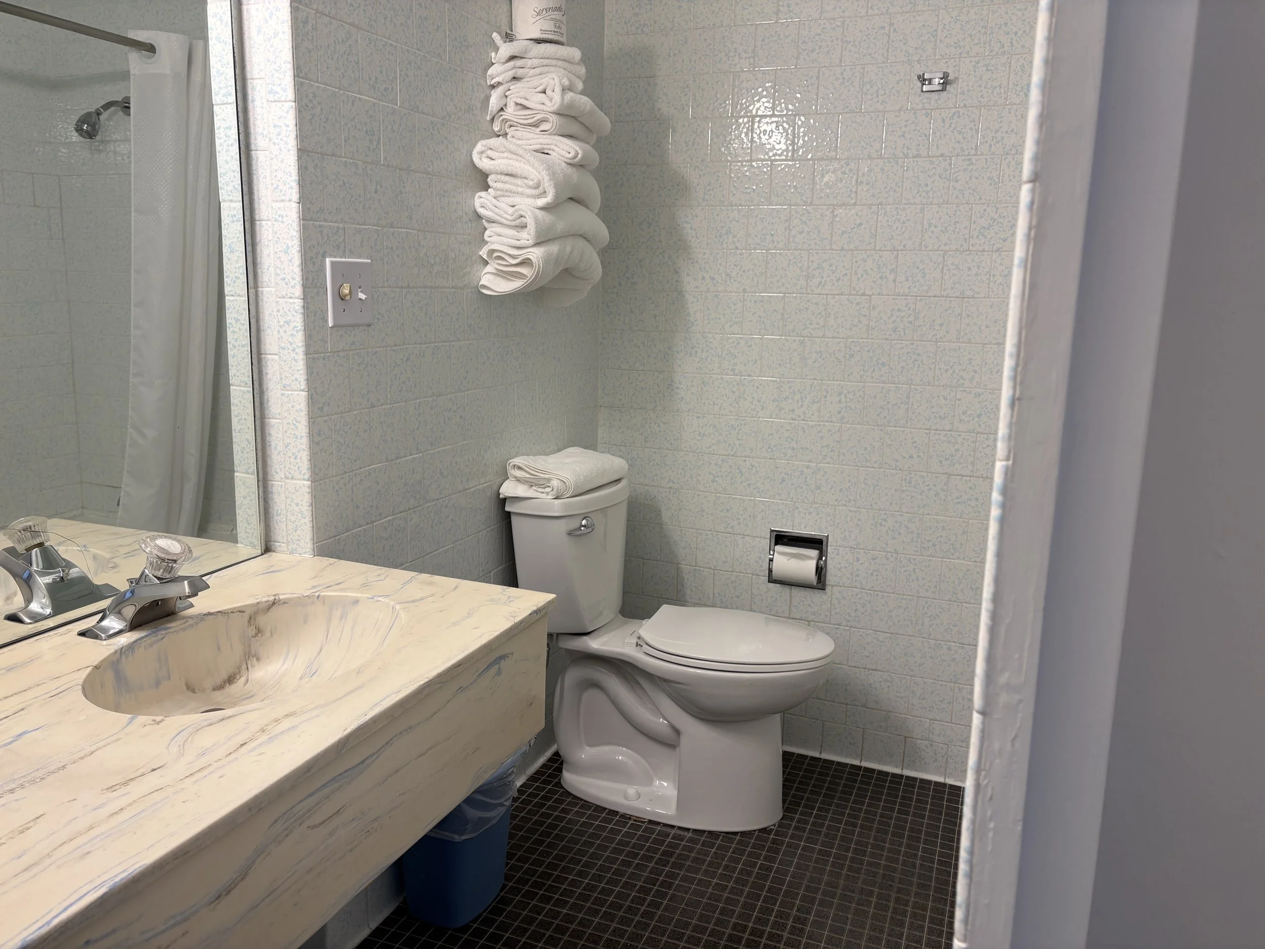 Deluxe 2 queens bath.jpg