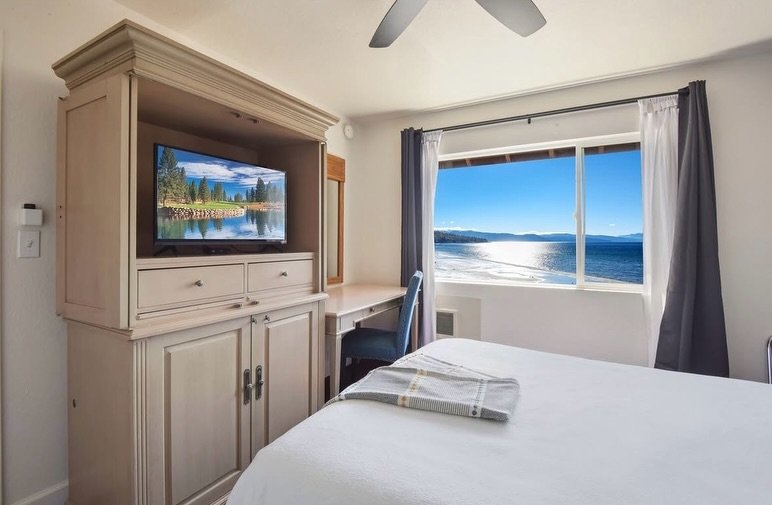 Book your next big family vacation at the Crown! ⁠
⁠
The Crown is great for large groups and events! We have a variety of rooms to choose from including some with kitchenettes so you can really make yourself at home.⁠
⁠
⁠
⁠
⁠
#crownmotel #laketahoe #