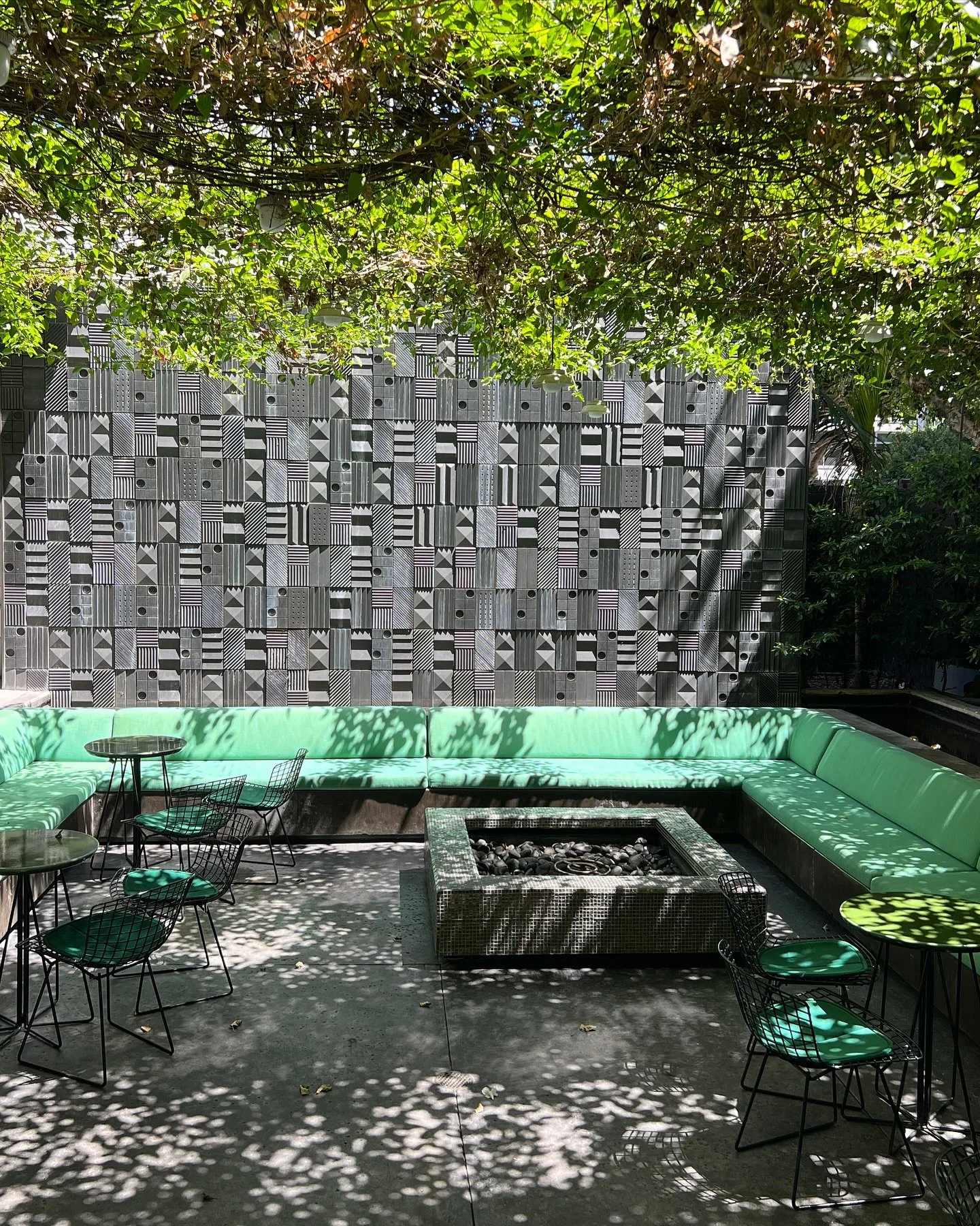 A little bit of this and a little bit of that 💛
.
.
.
.
.
.
.
.
.
.
@studiohenree 
#designertravel #luxeinteriors #hoteldesign #lahoteldowntown #lahotels #sddesigner #sandiegointeriordesigner #lainteriordesigner #lainteriordesign #lainteriors