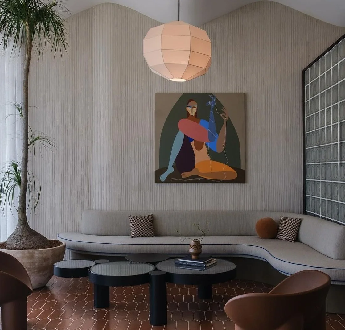 Seamless 〰︎
Lobby entrance by @transitionstatedesign. An undulating ceiling paired with troweled plaster walls and custom curved furniture juxtaposes a wall of cool glass blocks. 
How do we feel about the glass cube comeback? 🧊 
I’m low key