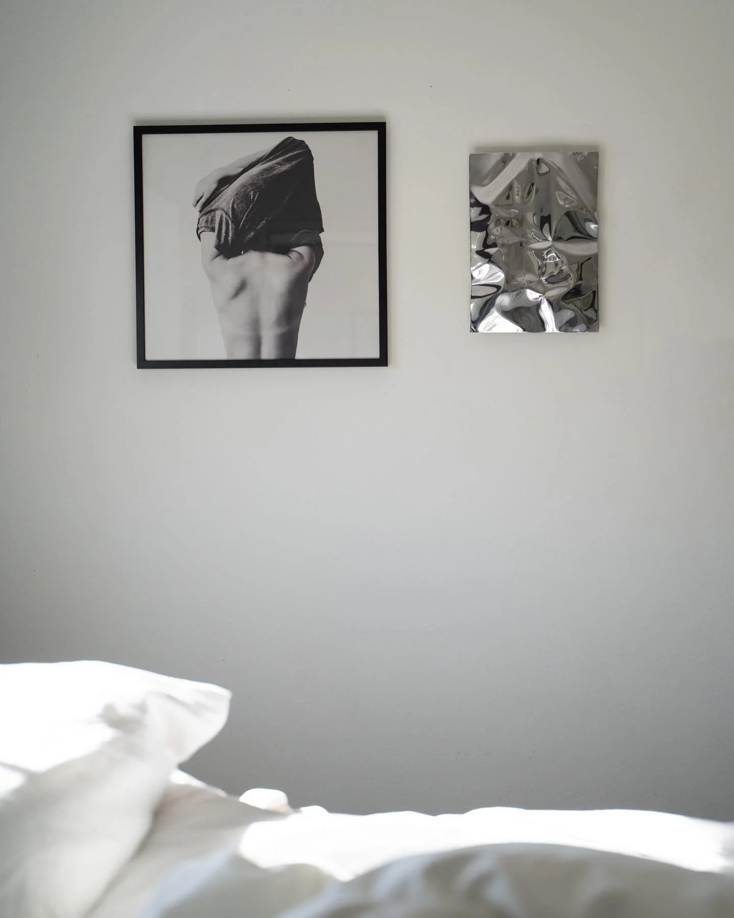 An artfully layered bedroom â–“ â–’
We worked directly with a creator on @wescoverapp to create this beautifully modern, polished stainless steel piece. The contrast between the black and white framed photography and contemporary art creates a balance o