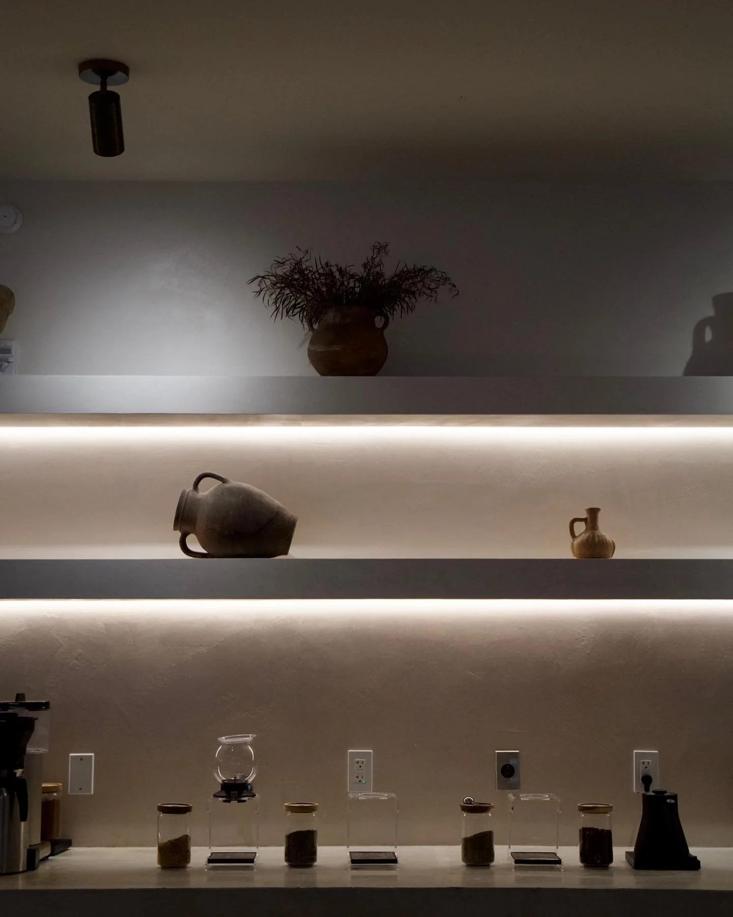 Weekend Living ⚡︎
Took a much needed mental break from the gram - highly recommend ☺︎ Feeling more refreshed, and ready to jump back in!
.
.
.
.
.
.
.
.
.
.
@studiohenree 
#studiohenree #weekendliving #interiordesign #interiordesigner #interiorinspi