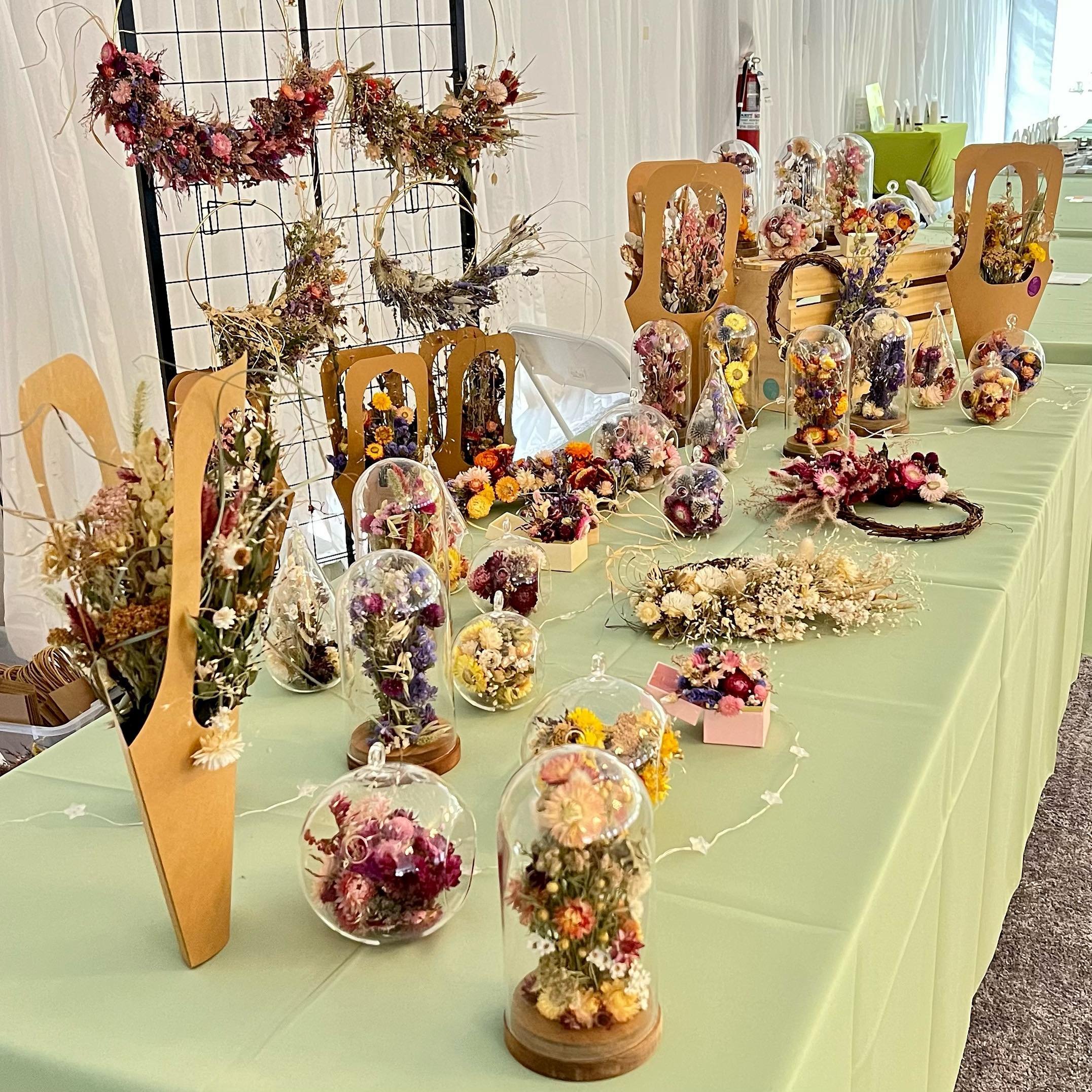 Come to the @lyndhurst_mansion bloom festival this weekend and stop by the vendor&rsquo;s market. @muriel.fleurs has prepared delicate and elegant dried flowers cuties 🌸. I am very fond of dried flowers, there is something special to them. They brin