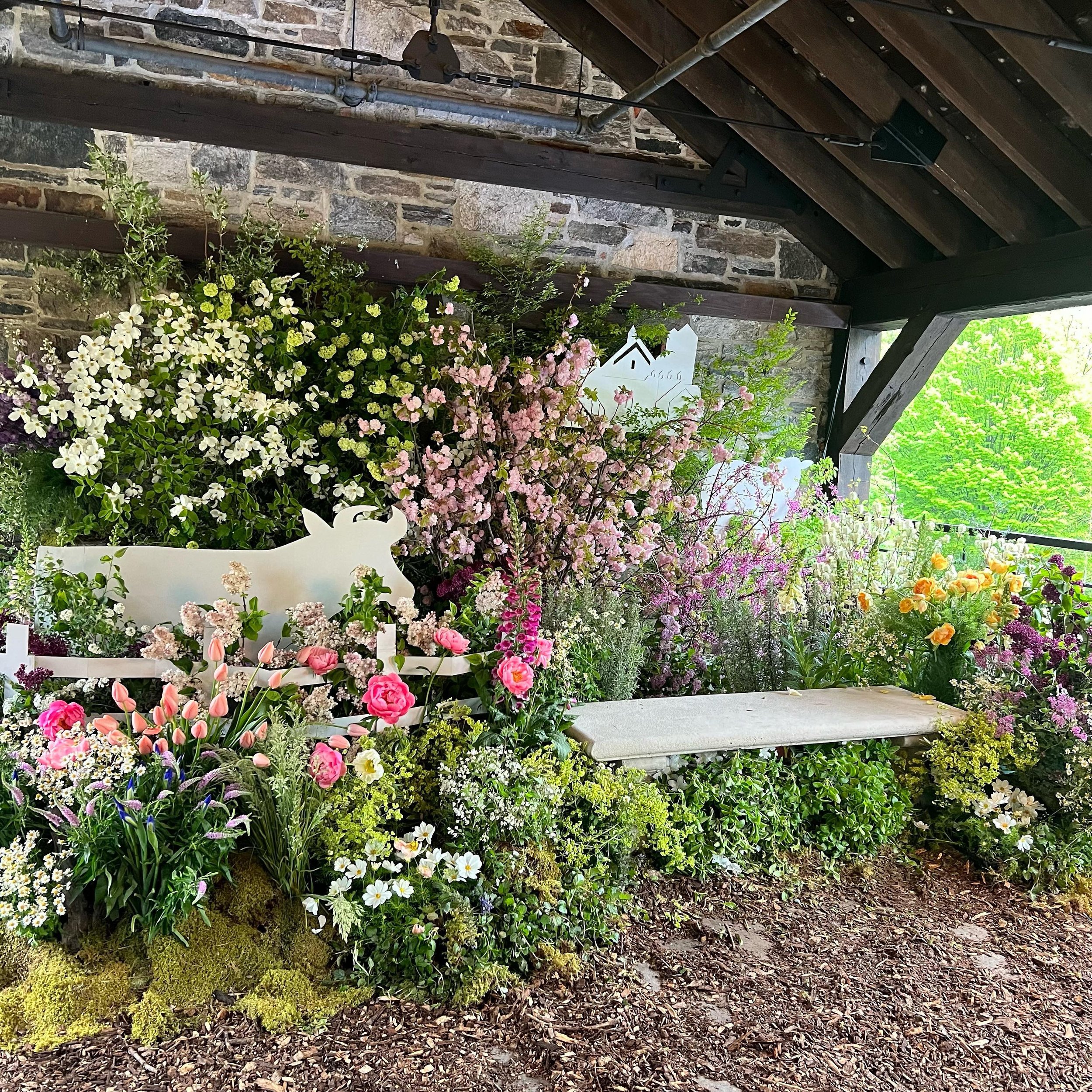 Always so fun working alongside the super talented @pgouze @bluehillfarm. I could not ask for a better floral design mentor ❤️ merci #myhappyplace #bluehillatstonebarns #springflowers #flowerwallbackdrop #floraldesign #naturalfloralstyle