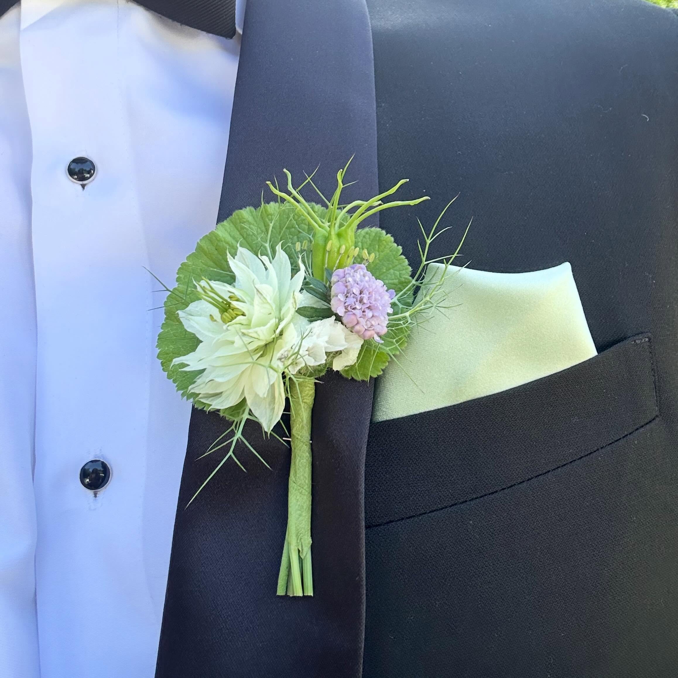Hello @hhscommits_26 
Sunday is the last day to order your prom flowers from @muriel.fleurs 🌸To all the parents and seniors who already ordered, thank you from the bottom of my heart for supporting my HOH small business. I am so happy to be making p