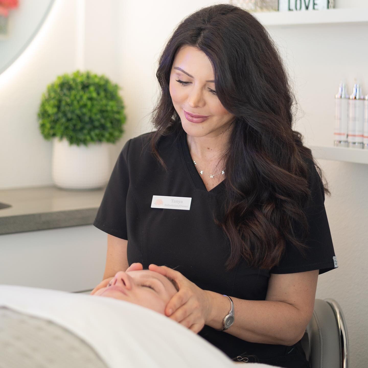 You just booked your first facial (congratulations)! Here are a few insider tips to prepare you for your treatment ⬇️

✨ Discontinue strong exfoliation products a few days prior to your treatment
✨ Be open and honest with your esthetician about your 