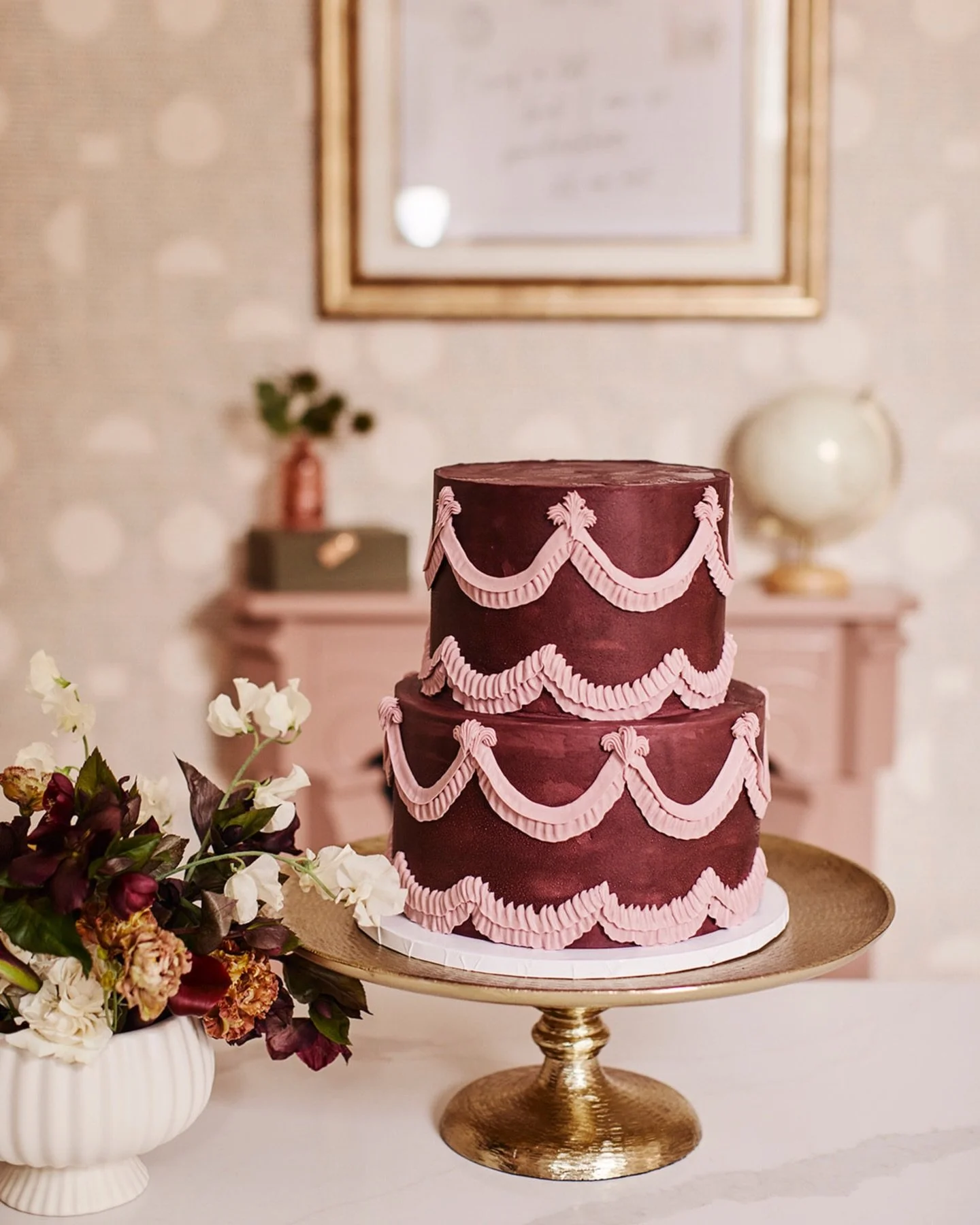 MORGAN + GRAYSON 
&bull;
&bull;
&bull;
&bull;
Pink + burgundy perfection in Charleston. 
All the frills, all the romance, with just the right touch of simplicity.
A wedding cake that feels classic and bold at the same time.
Charleston does it best! 
