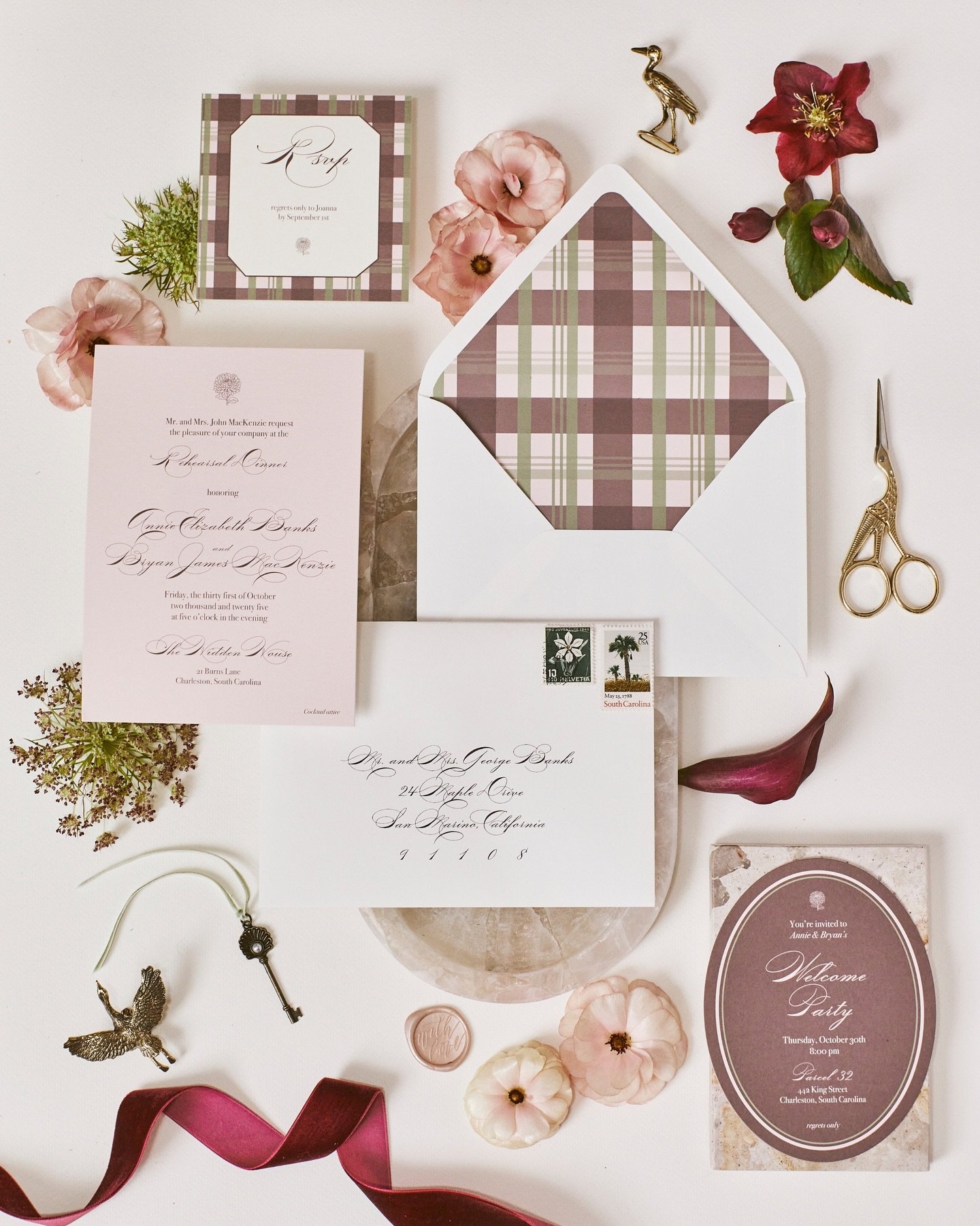 All the heart eyes for this Valentine&rsquo;s Day&ndash;worthy palette 💕🌸
The softest blush tones, historic charm, and that iconic Charleston pink.. it&rsquo;s giving romantic Lowcountry wedding dreams.

Host - Custom Vows by Casey - @custom_vows_b